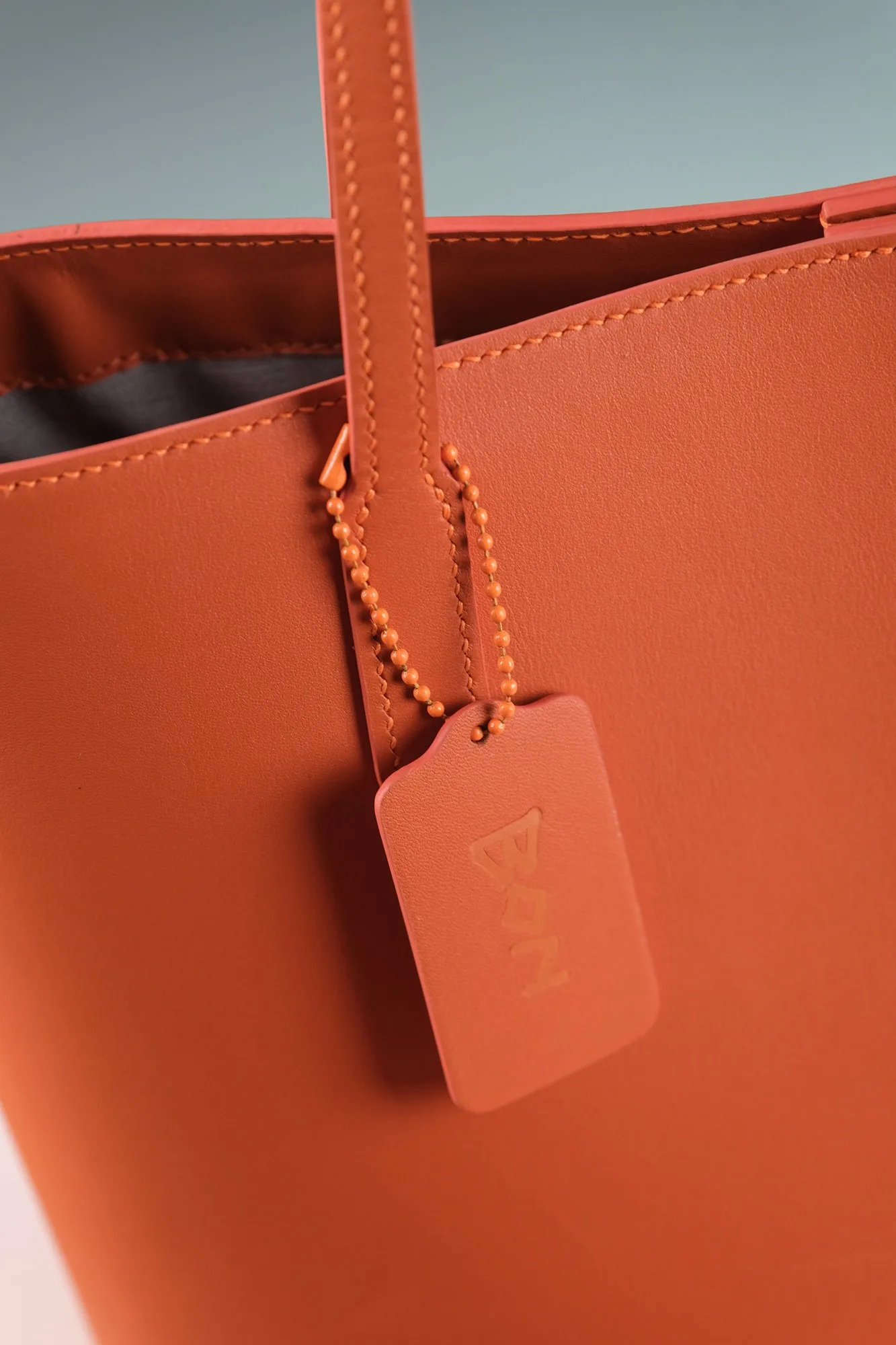 Ảnh Túi tote da bò dáng đứng màu cam quai đeo vai - Koi Leather