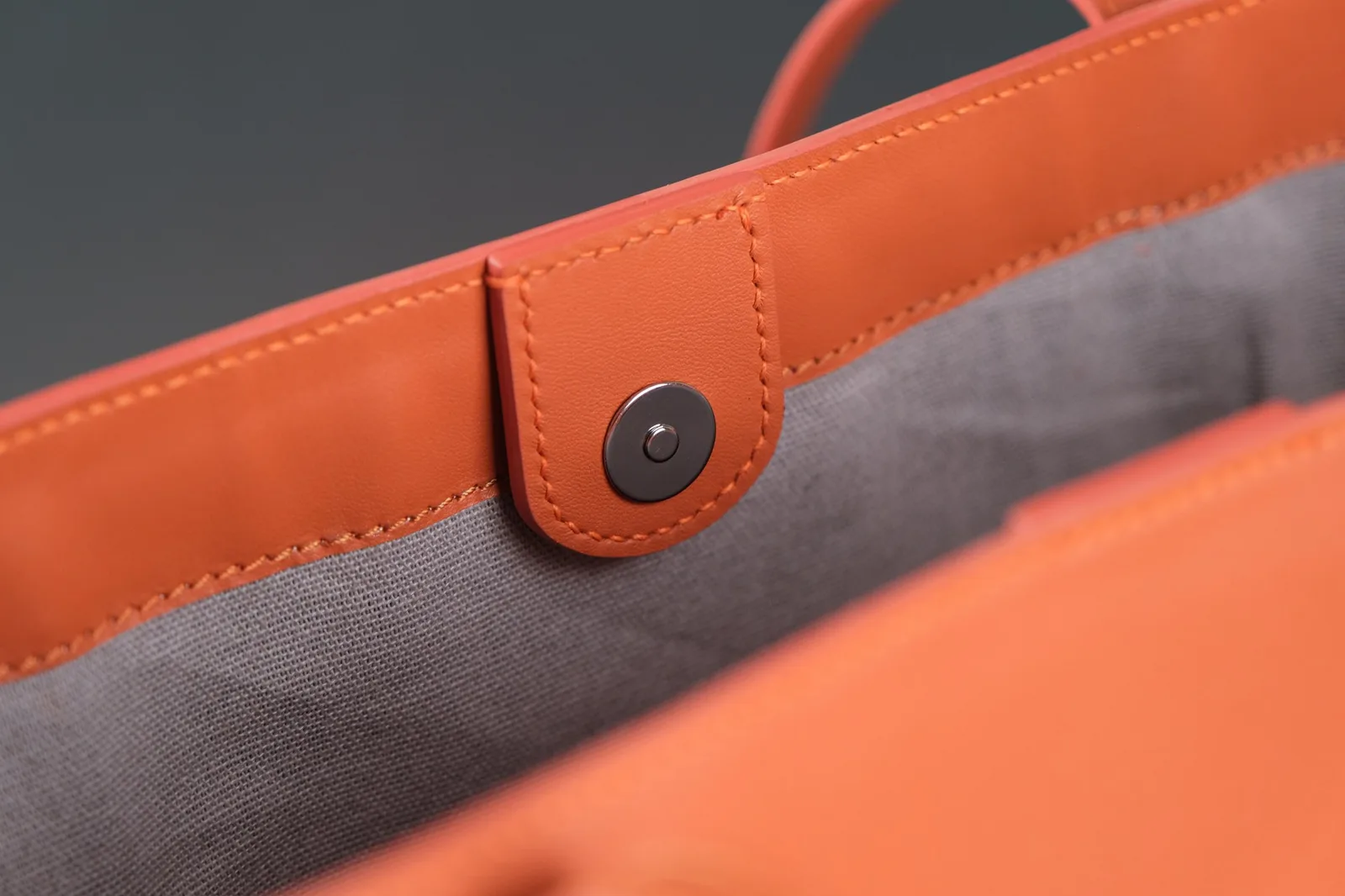 Ảnh Studio Túi tote da bò dáng đứng màu cam quai đeo vai - Koi Leather