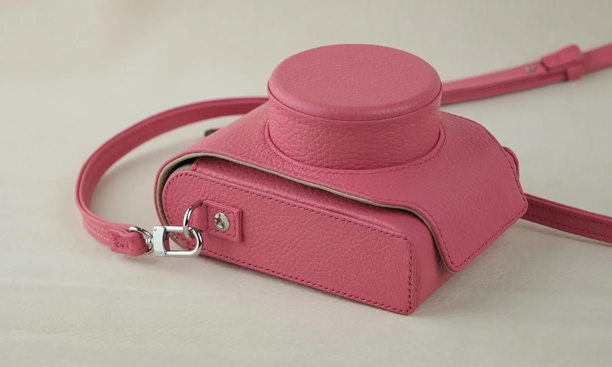 Ảnh Studio Bao da máy ảnh da Togo màu hồng kèm dây đeo - Koi Leather