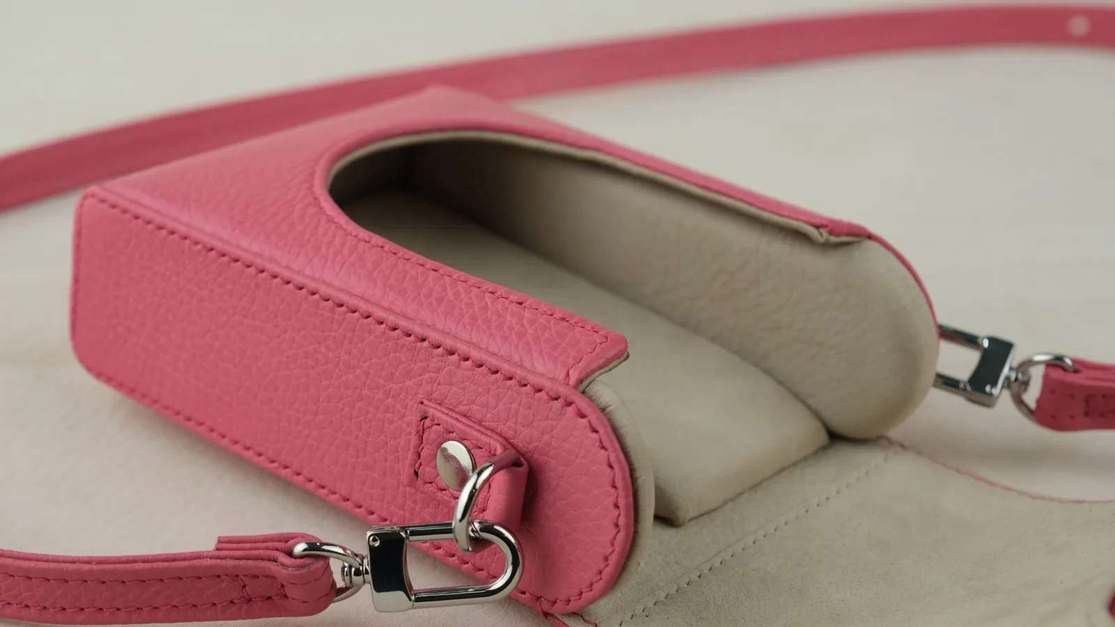 Ảnh Studio Bao da máy ảnh da Togo màu hồng kèm dây đeo - Koi Leather