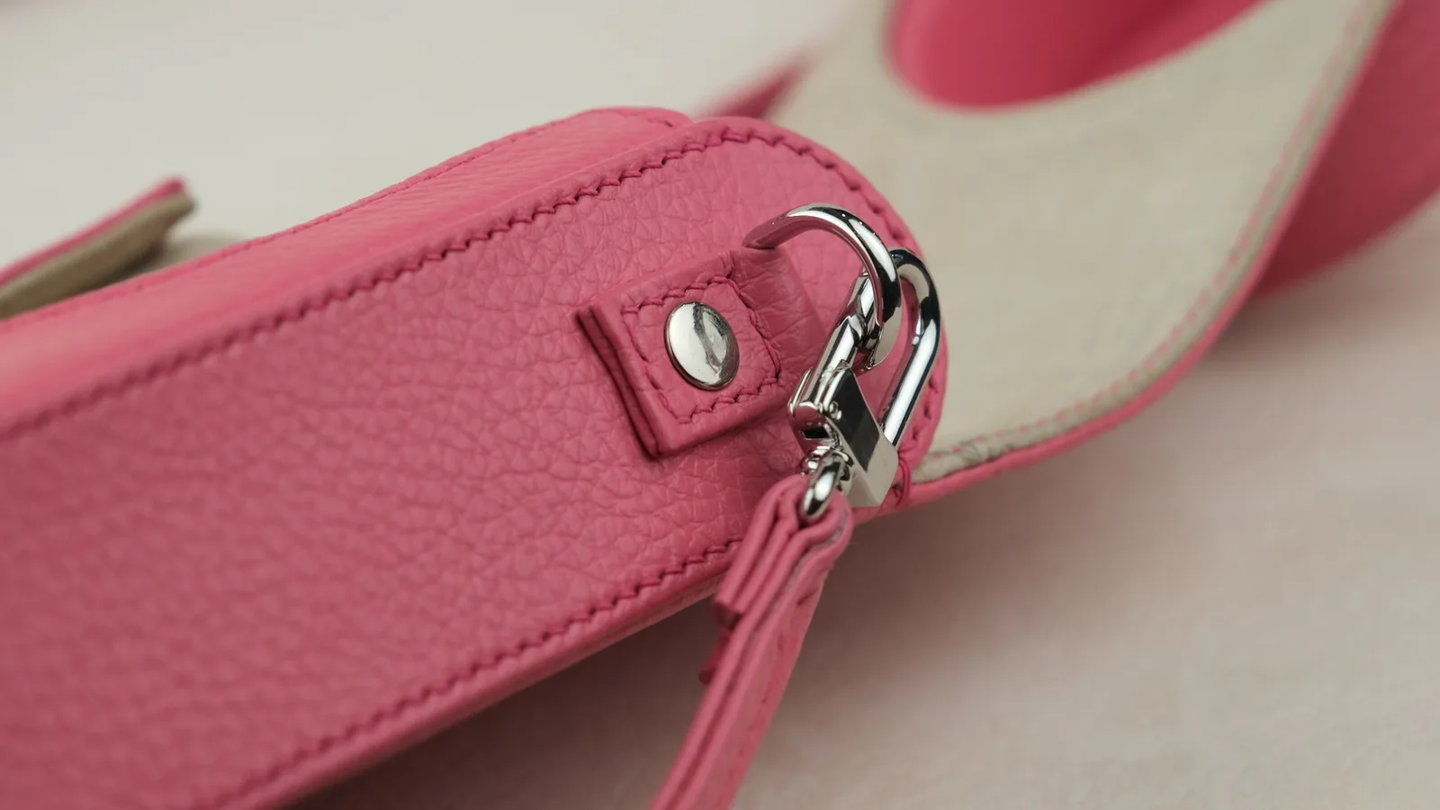 Ảnh Studio Bao da máy ảnh da Togo màu hồng kèm dây đeo - Koi Leather