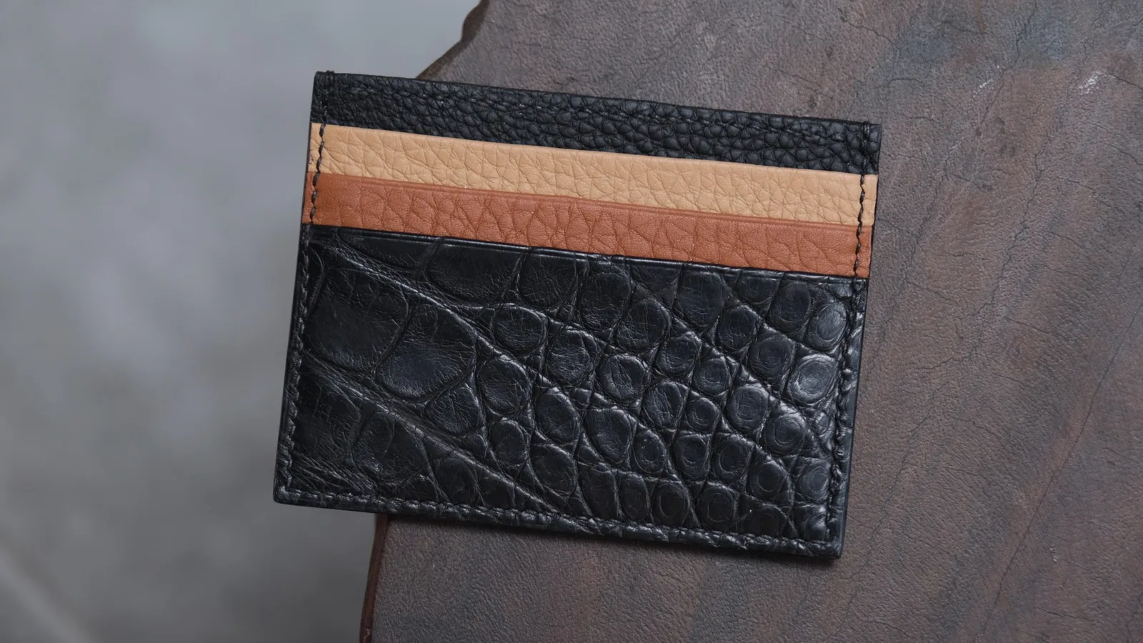 Ảnh Studio Ví đựng thẻ dáng Basic phối da bò, cá sấu và đà điểu - Koi Leather
