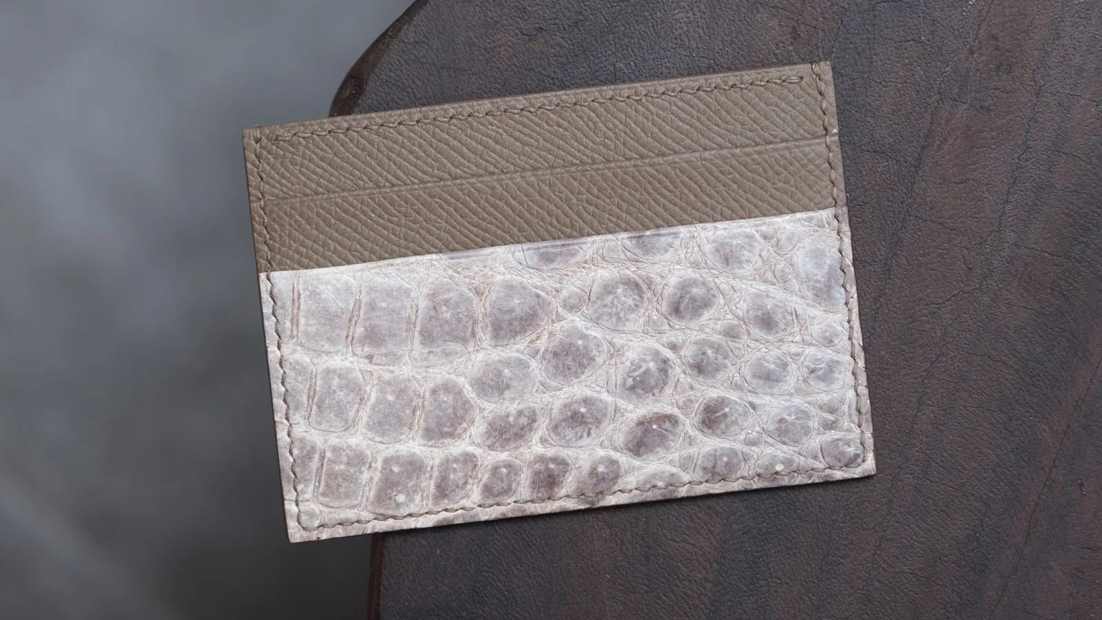 Ảnh Studio Ví đựng thẻ dáng Basic phối da bò, cá sấu và đà điểu - Koi Leather