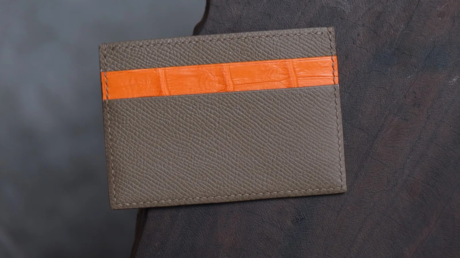 Ảnh Studio Ví đựng thẻ dáng Basic phối da bò, cá sấu và đà điểu - Koi Leather