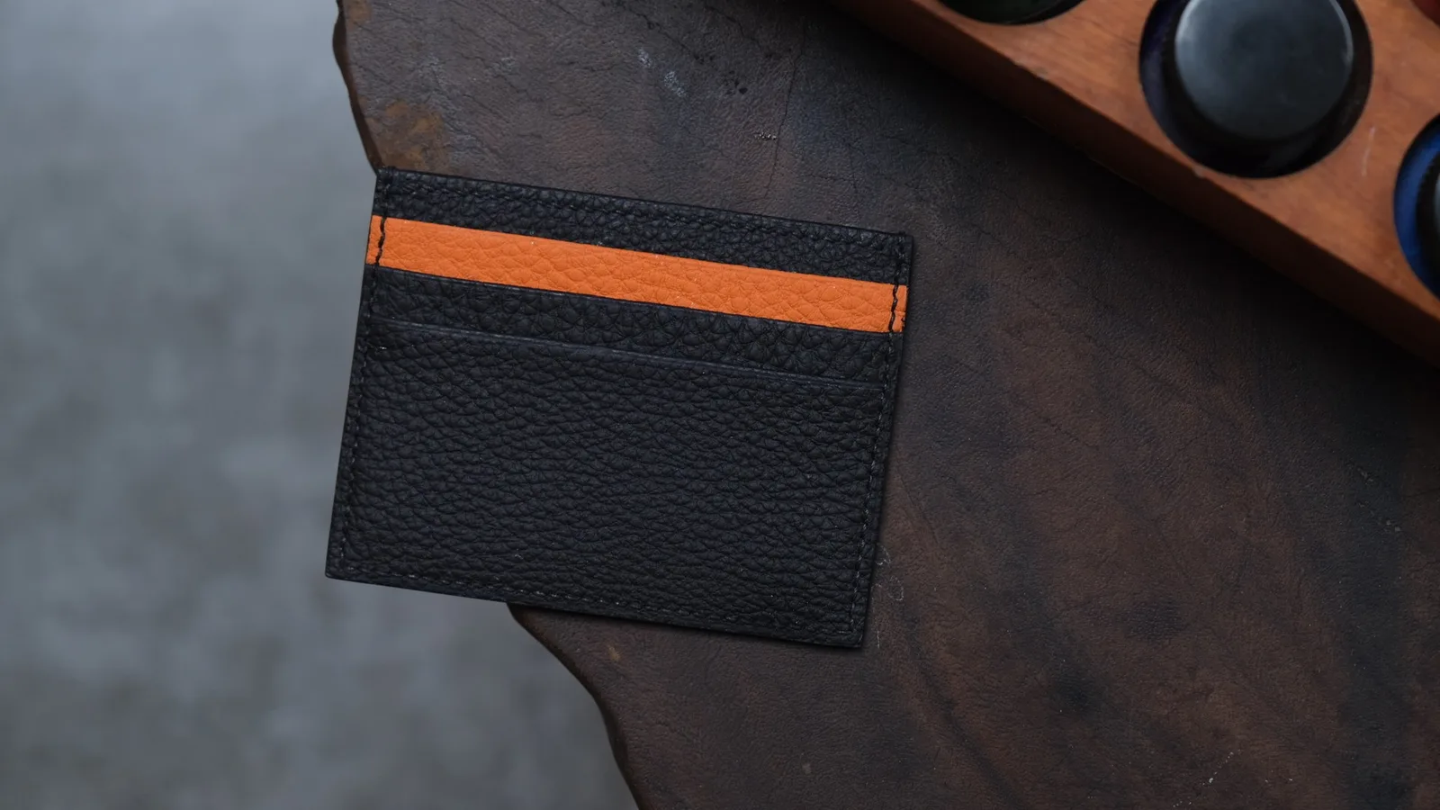 Ảnh Studio Ví đựng thẻ dáng Basic phối da bò, cá sấu và đà điểu - Koi Leather