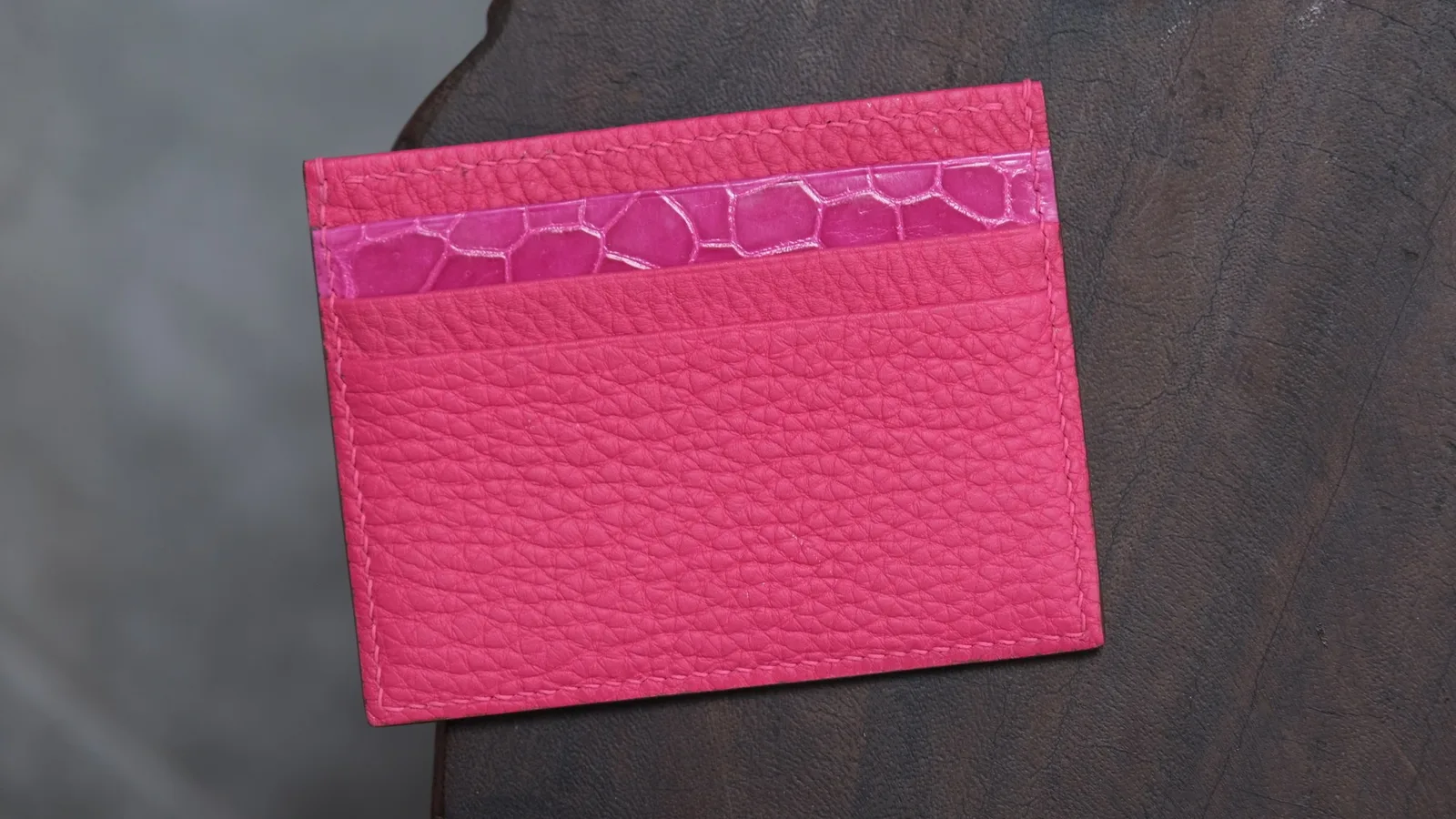 Ảnh Studio Ví đựng thẻ dáng Basic phối da bò, cá sấu và đà điểu - Koi Leather
