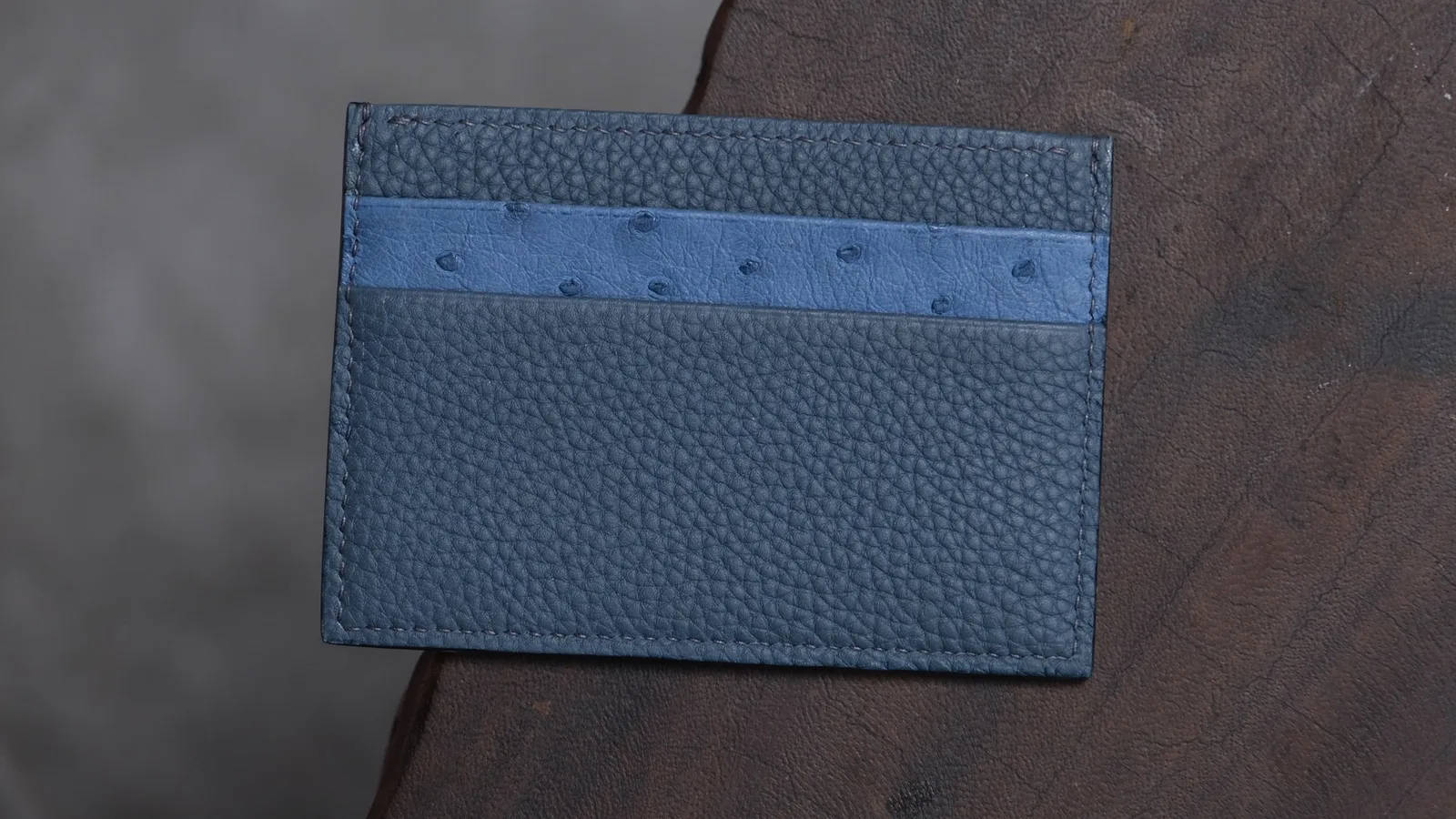 Ảnh Studio Ví đựng thẻ dáng Basic phối da bò, cá sấu và đà điểu - Koi Leather