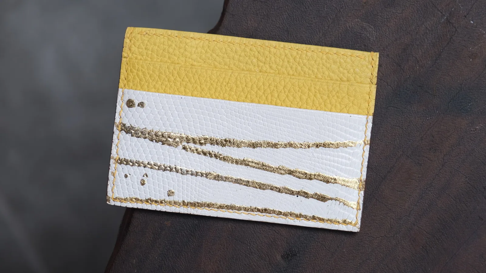 Ảnh Studio Ví đựng thẻ dáng Basic phối da bò, cá sấu và đà điểu - Koi Leather