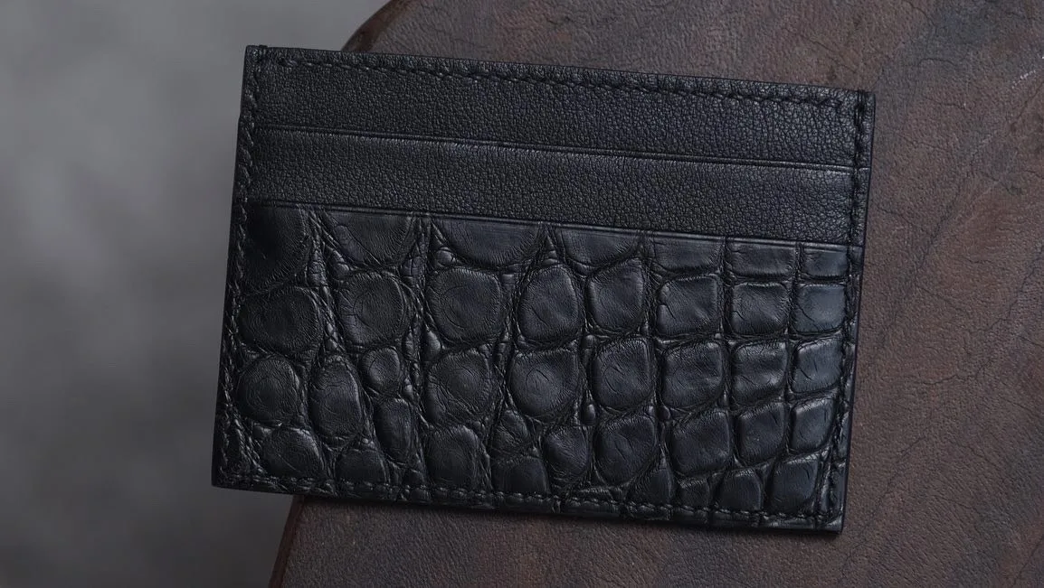Ảnh Studio Ví đựng thẻ dáng Basic phối da bò, cá sấu và đà điểu - Koi Leather