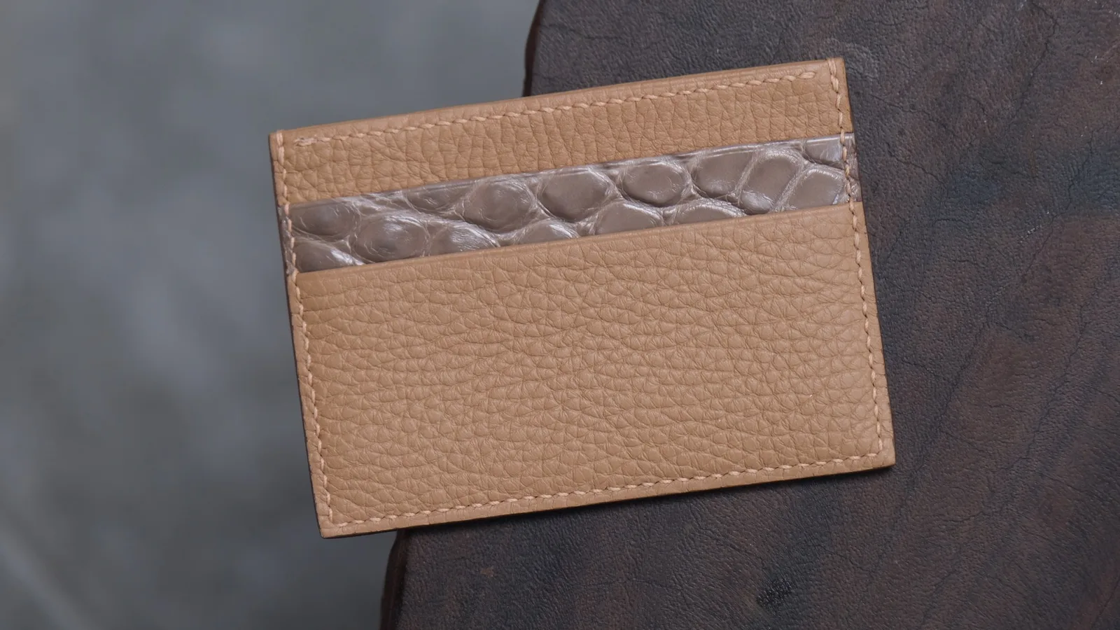 Ảnh Studio Ví đựng thẻ dáng Basic phối da bò, cá sấu và đà điểu - Koi Leather