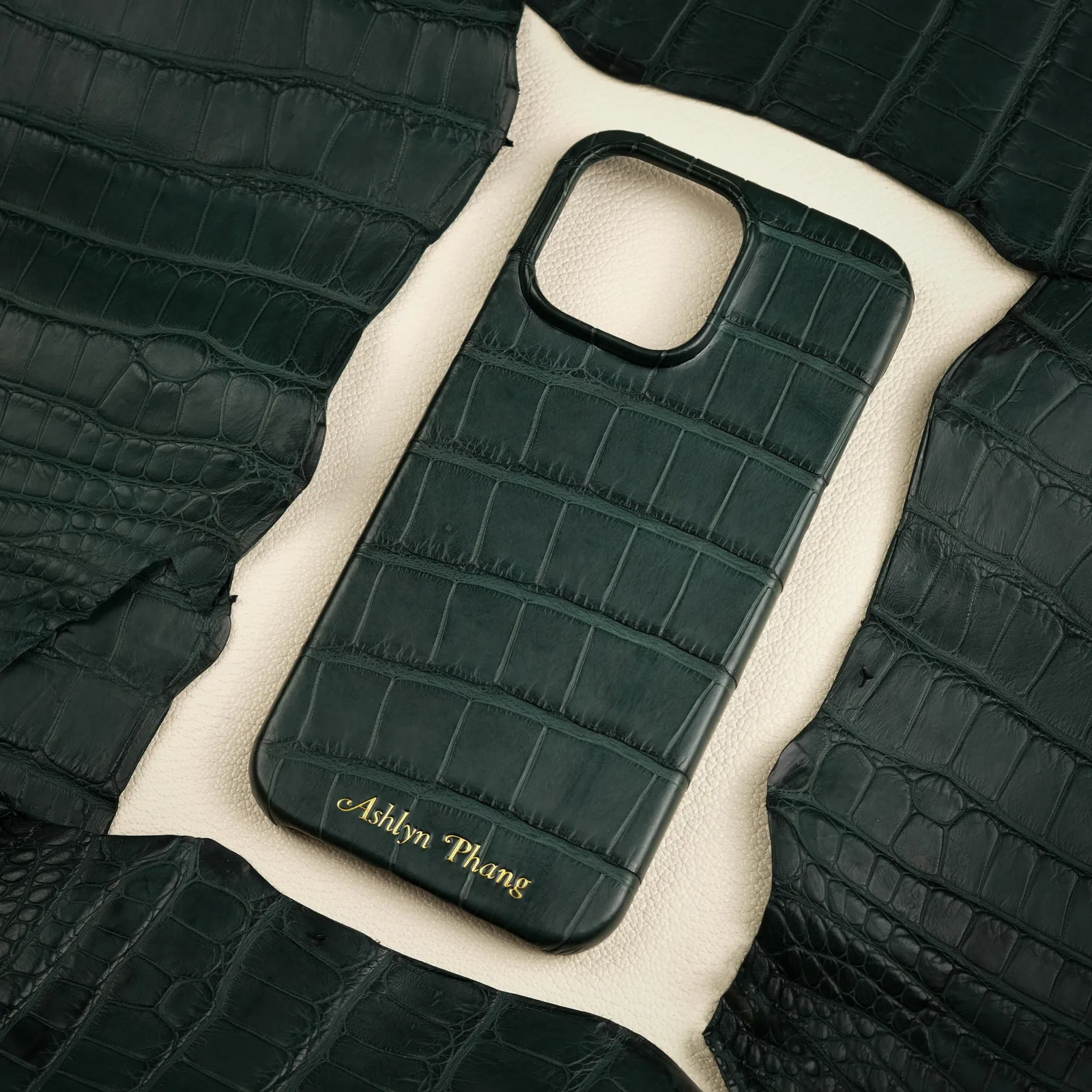 Ảnh Studio Ốp lưng da cá sấu màu xanh lá dập tên - Koi Leather