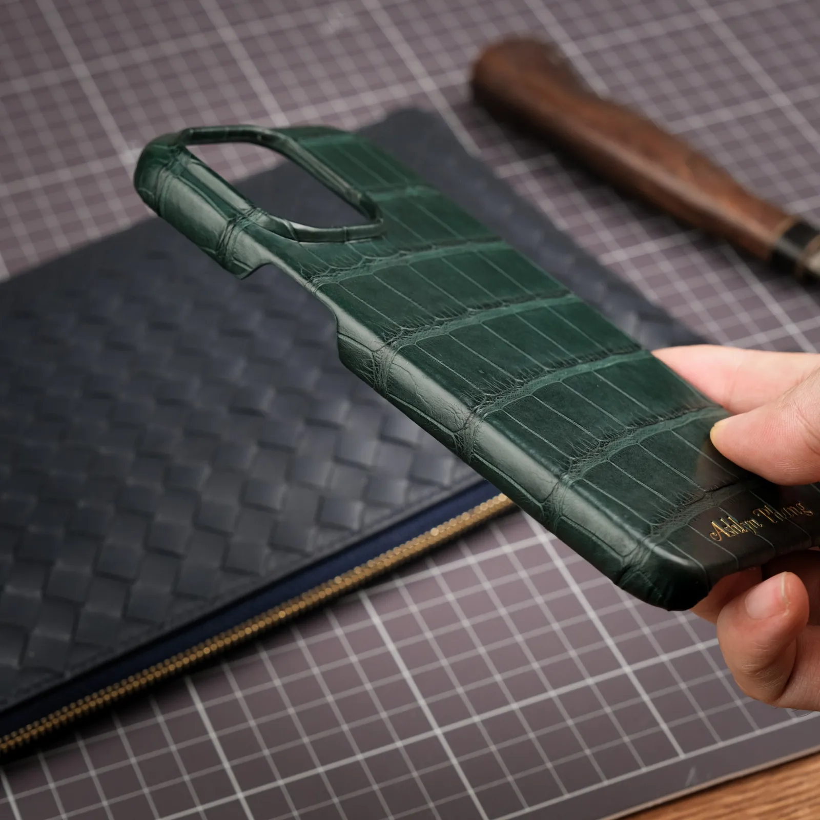 Ảnh Lifestyle Ốp lưng da cá sấu màu xanh lá dập tên - Koi Leather