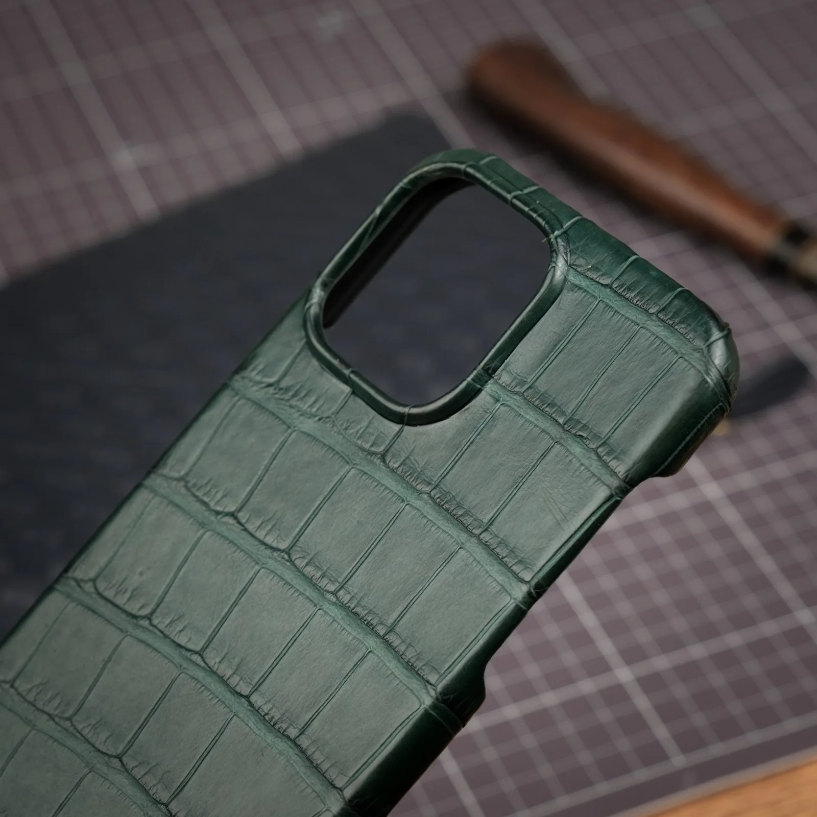 Ảnh Studio Ốp lưng da cá sấu màu xanh lá dập tên - Koi Leather