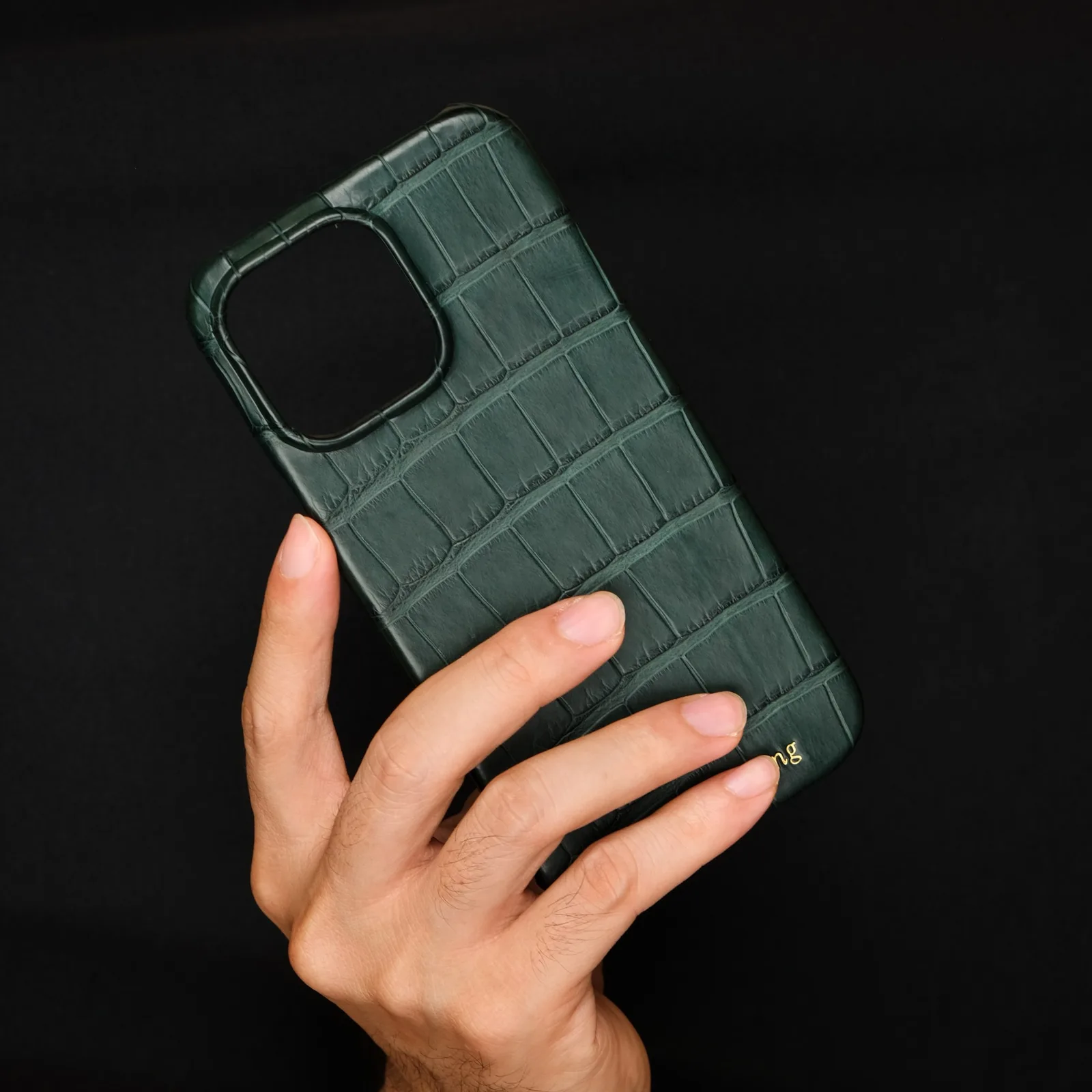 Ảnh Lifestyle Ốp lưng da cá sấu màu xanh lá dập tên - Koi Leather