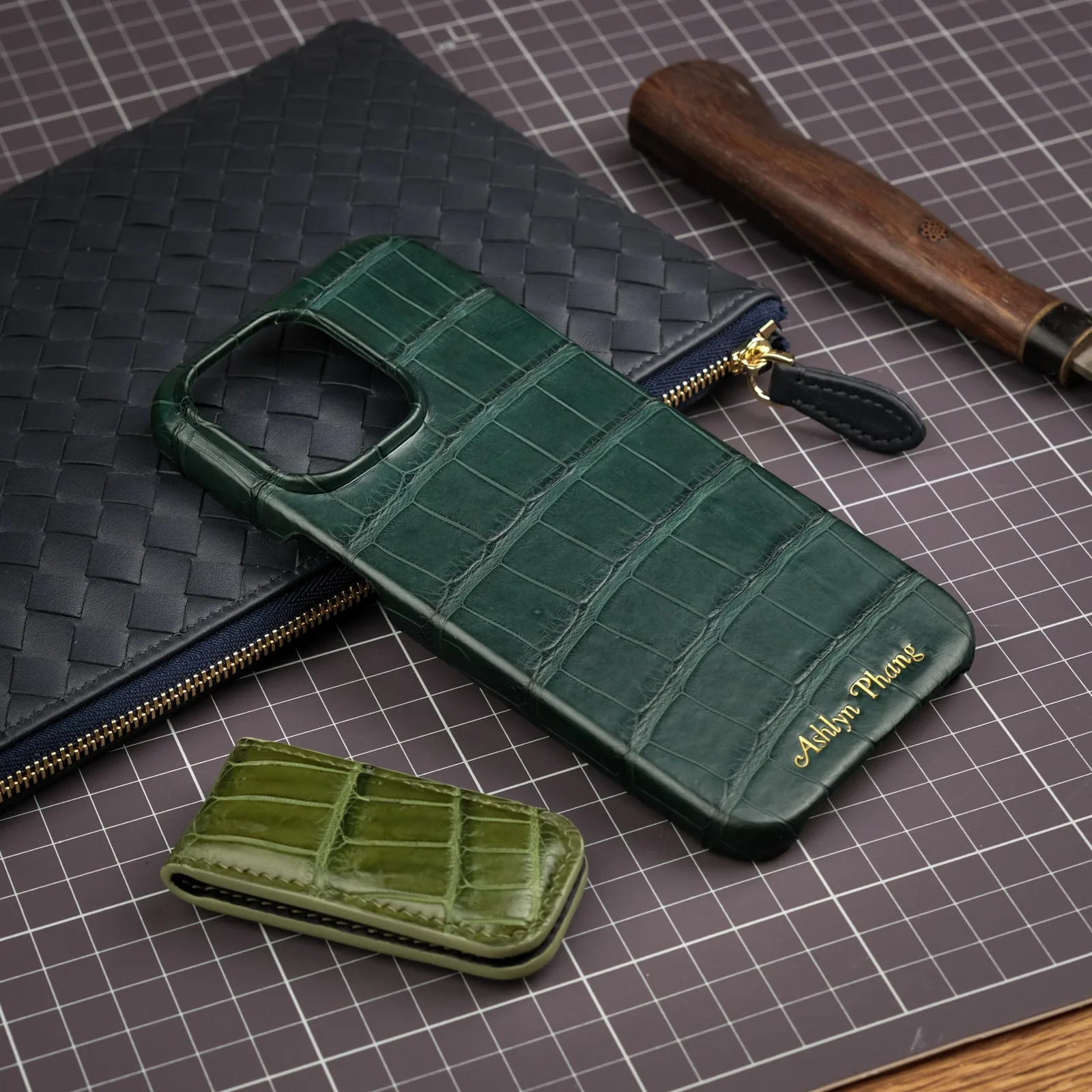 Ảnh Studio Ốp lưng da cá sấu màu xanh lá dập tên - Koi Leather