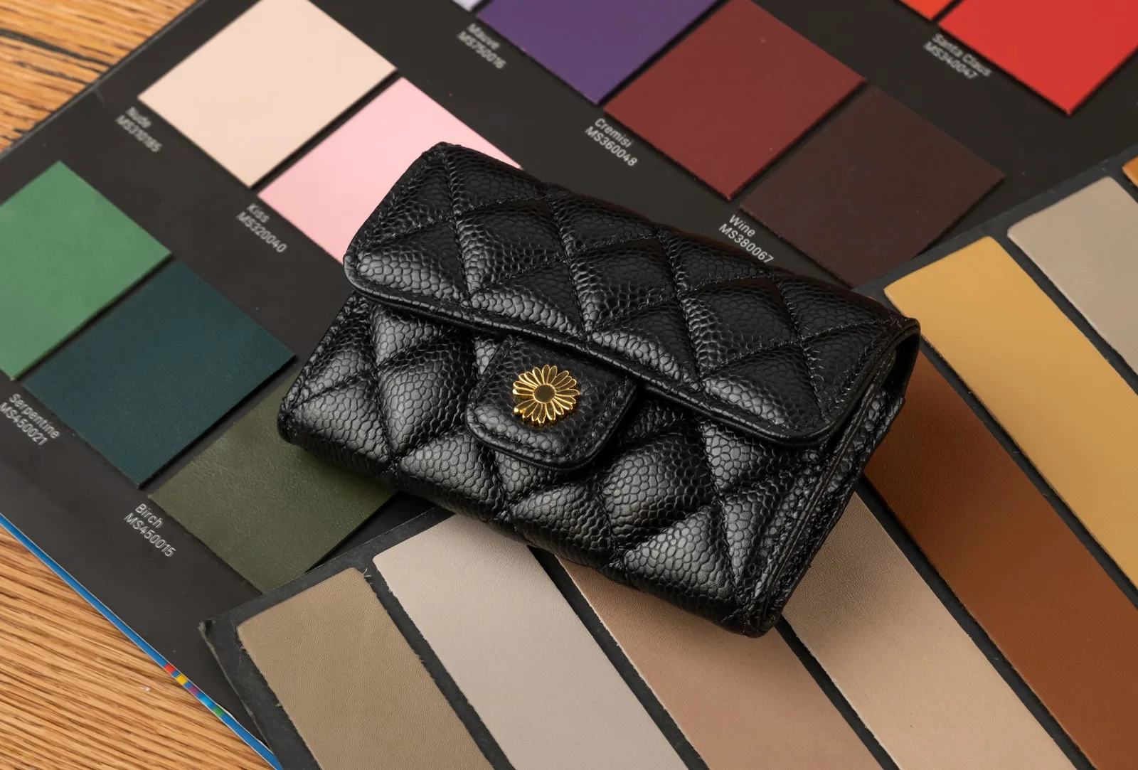 Ảnh Studio Ví mini da Caviar đen chần trám nắp đính hoa - Koi Leather