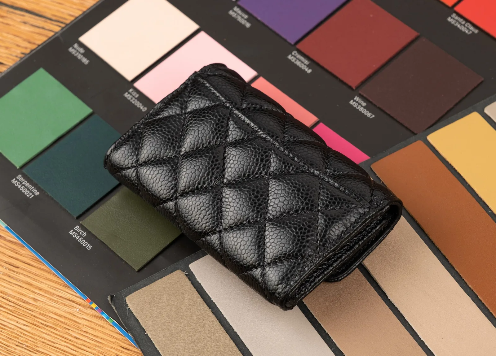 Ảnh Studio Ví mini da Caviar đen chần trám nắp đính hoa - Koi Leather