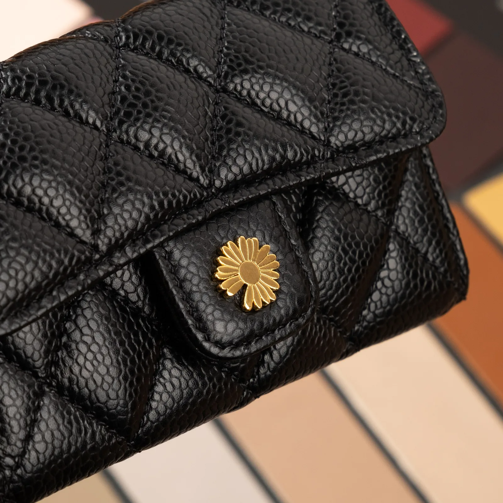 Ảnh Studio Ví mini da Caviar đen chần trám nắp đính hoa - Koi Leather