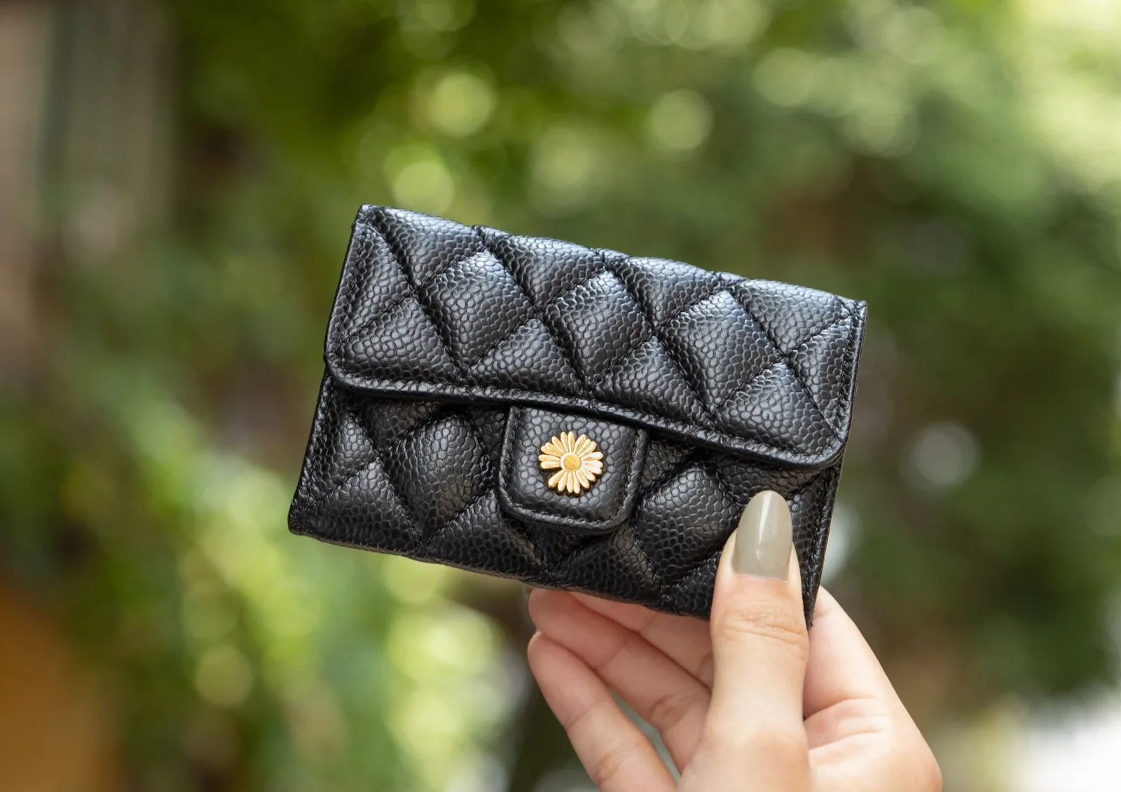 Ảnh Lifestyle Ví mini da Caviar đen chần trám nắp đính hoa - Koi Leather