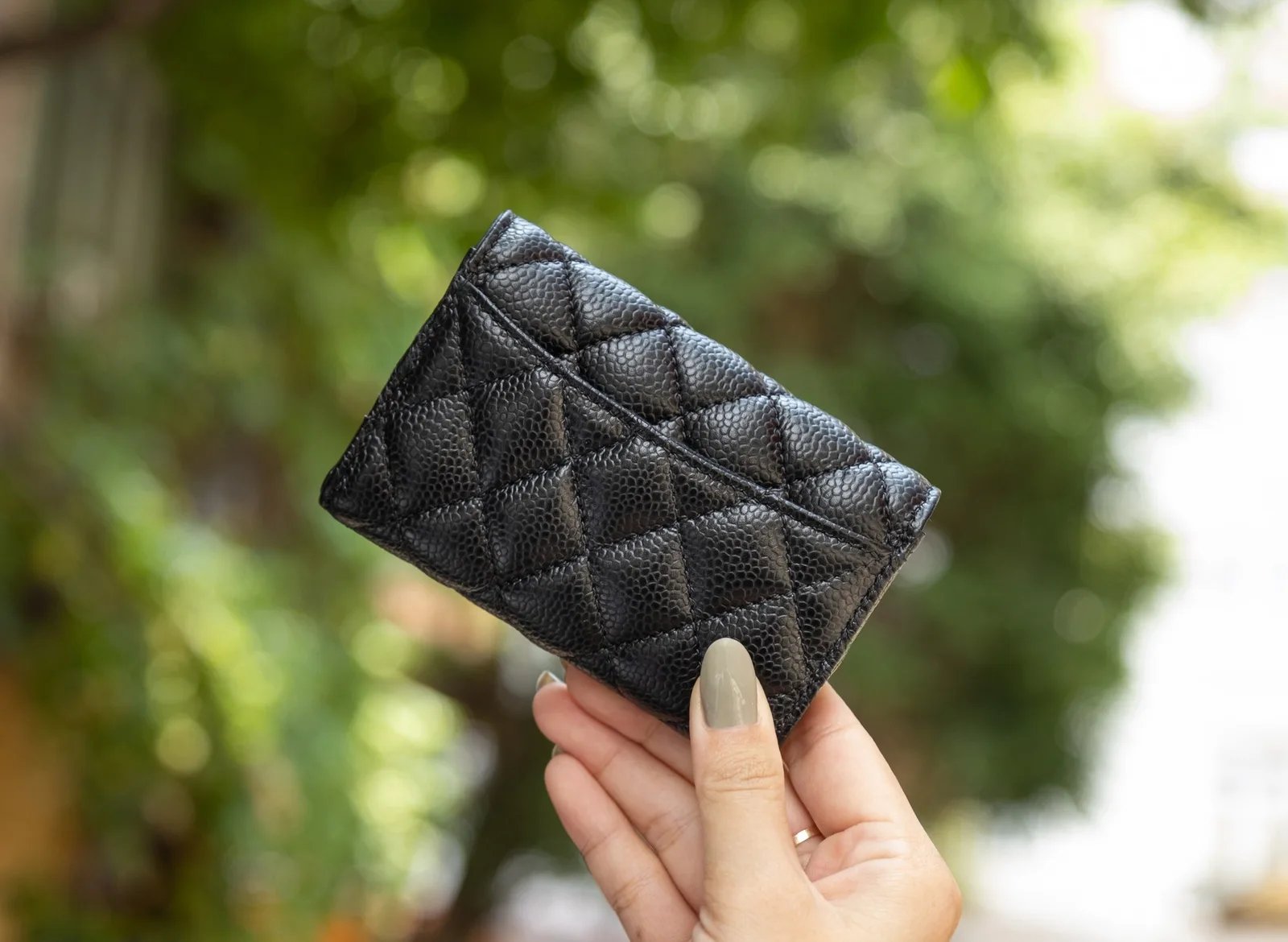 Ảnh Lifestyle Ví mini da Caviar đen chần trám nắp đính hoa - Koi Leather