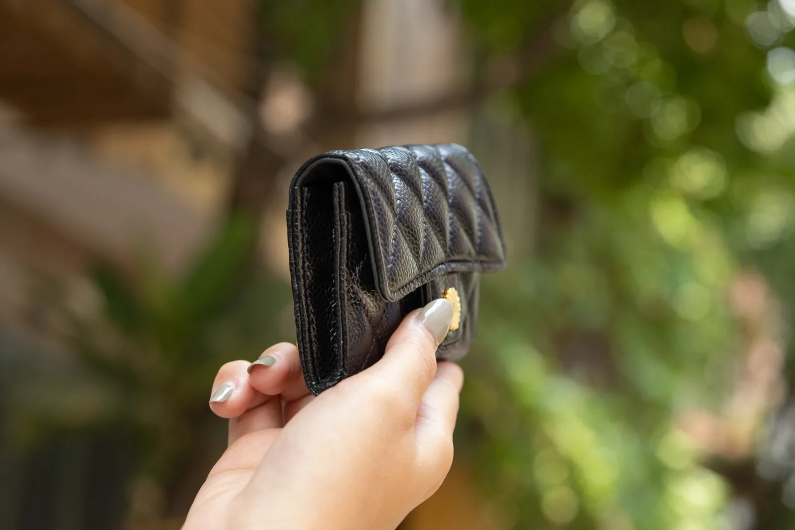 Ảnh Lifestyle Ví mini da Caviar đen chần trám nắp đính hoa - Koi Leather