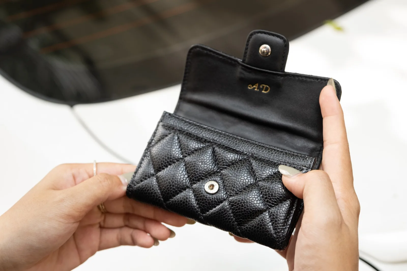 Ảnh Lifestyle Ví mini da Caviar đen chần trám nắp đính hoa - Koi Leather