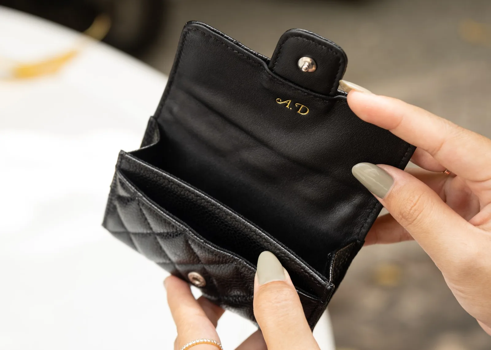 Ảnh Lifestyle Ví mini da Caviar đen chần trám nắp đính hoa - Koi Leather