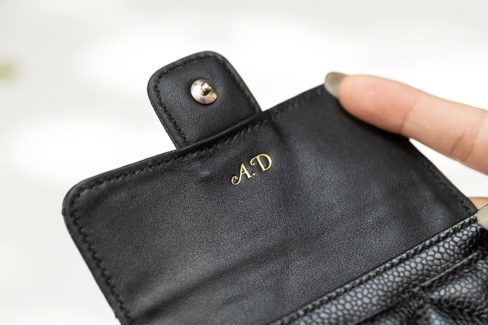 Ảnh Ví mini da Caviar đen chần trám nắp đính hoa - Koi Leather