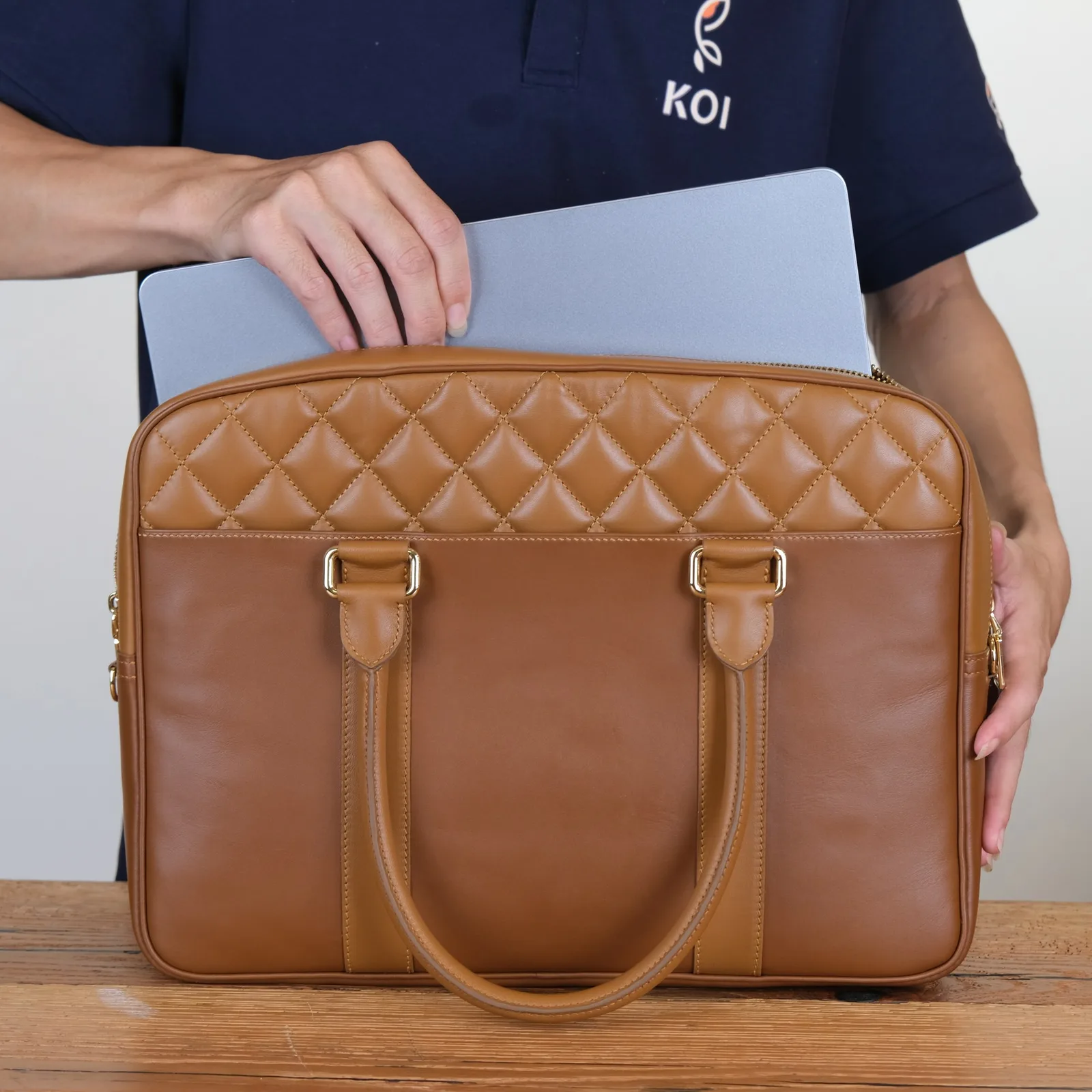 Ảnh Lifestyle Cặp laptop da bò chần trám màu nâu bò - Koi Leather