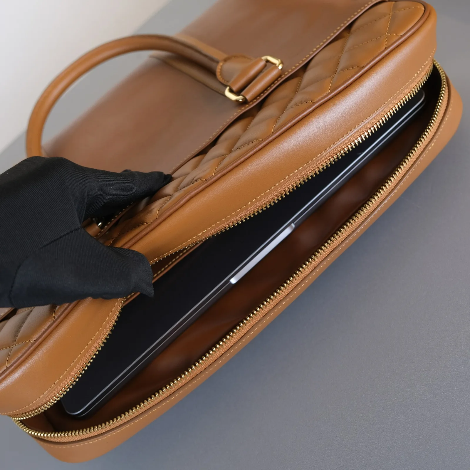 Ảnh Studio Cặp laptop da bò chần trám màu nâu bò - Koi Leather