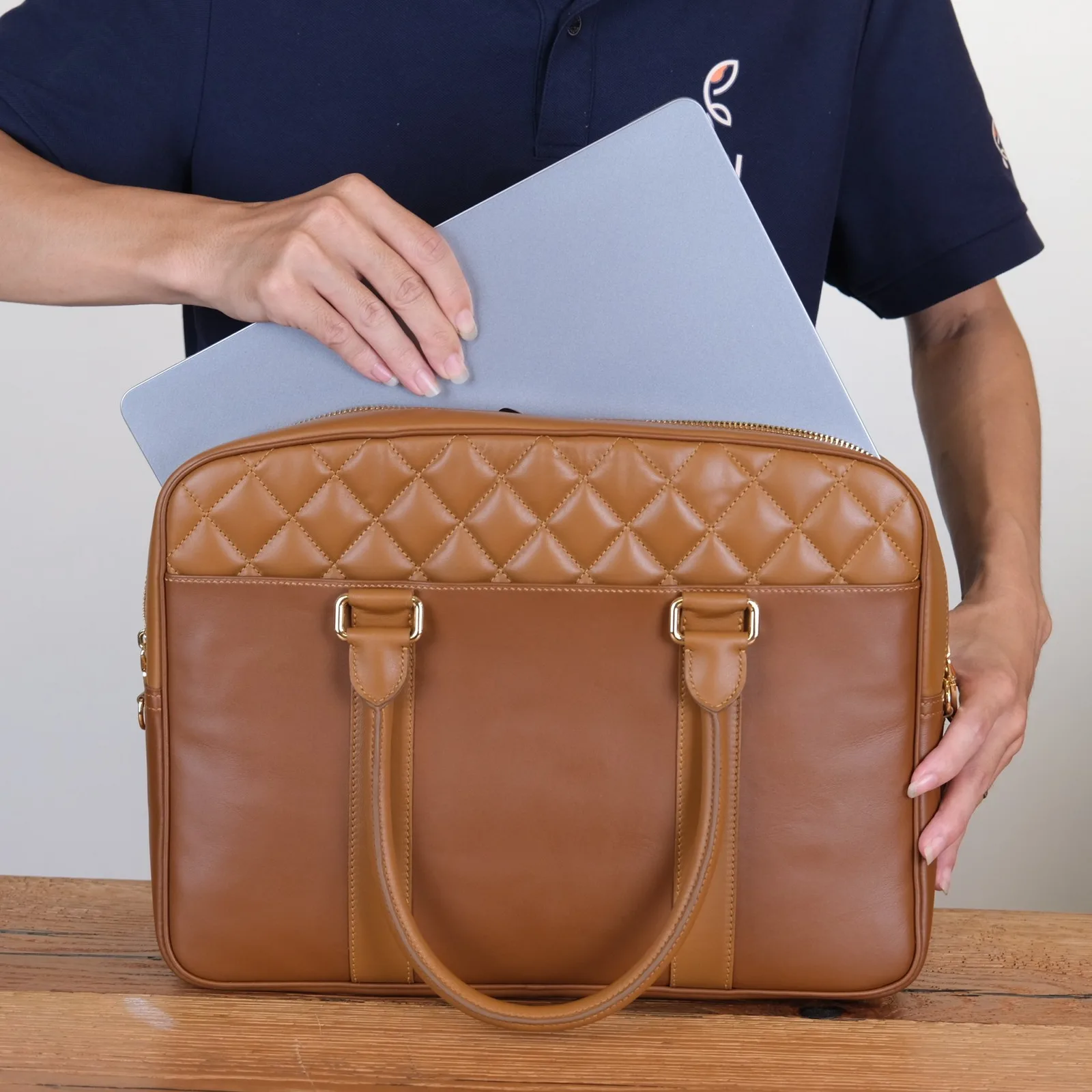 Ảnh Lifestyle Cặp laptop da bò chần trám màu nâu bò - Koi Leather