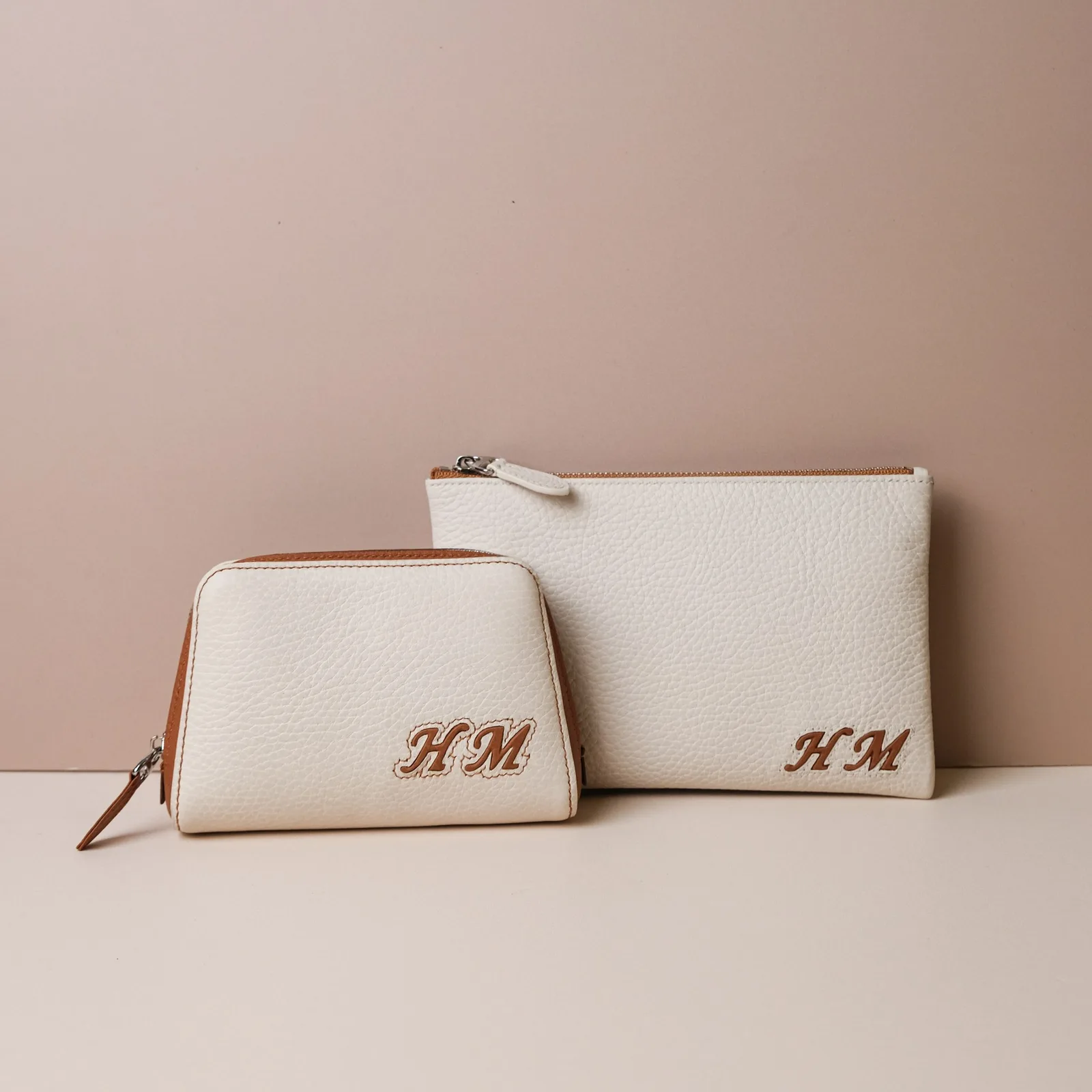 Ảnh Studio Set 2 ví zip da bò hạt màu kem phối nâu - Koi Leather
