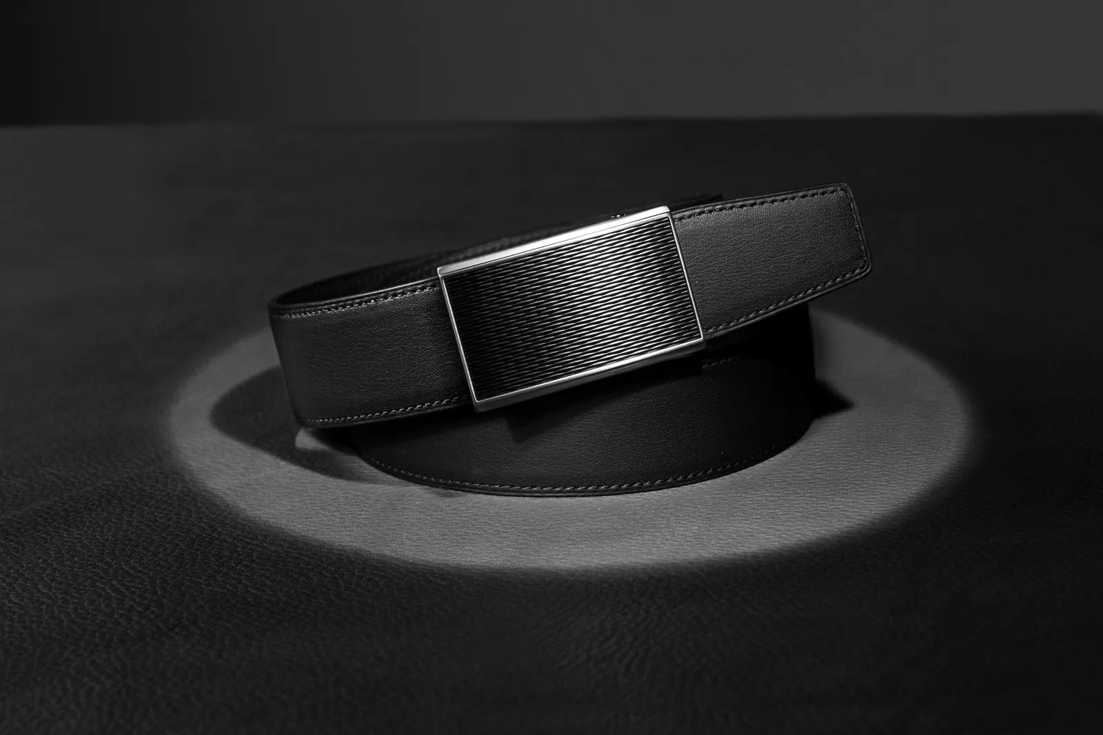 Ảnh Studio Dây lưng nam da bò màu đen mặt khóa tự động - Koi Leather