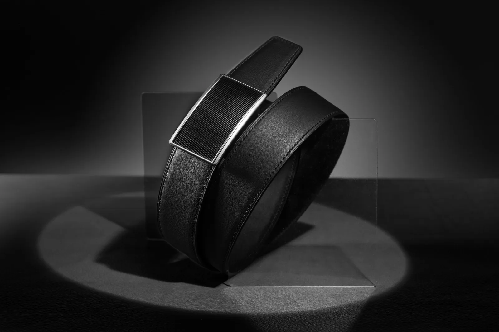 Ảnh Studio Dây lưng nam da bò màu đen mặt khóa tự động - Koi Leather