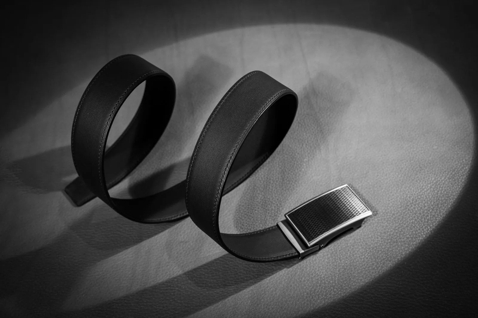 Ảnh Studio Dây lưng nam da bò màu đen mặt khóa tự động - Koi Leather