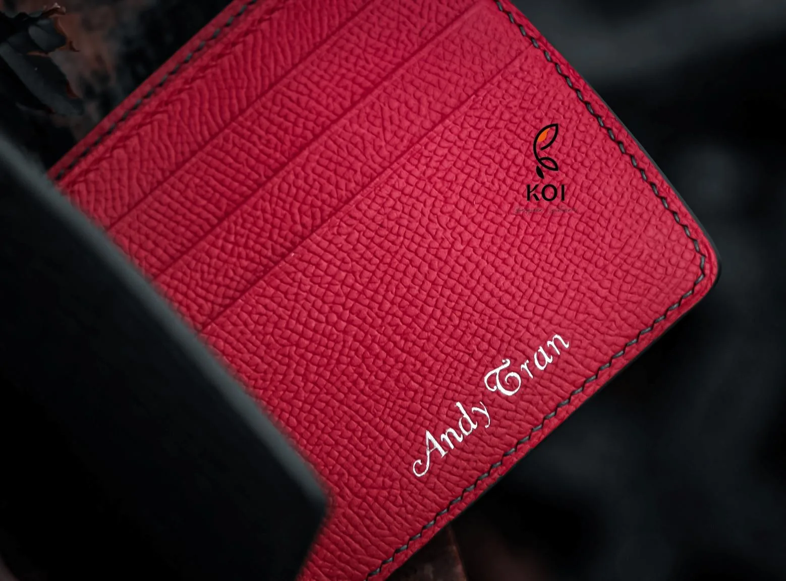 Cận cảnh tên riêng khắc trên card holder da Epsom đỏ, dập nóng tại xưởng KOI Leather
