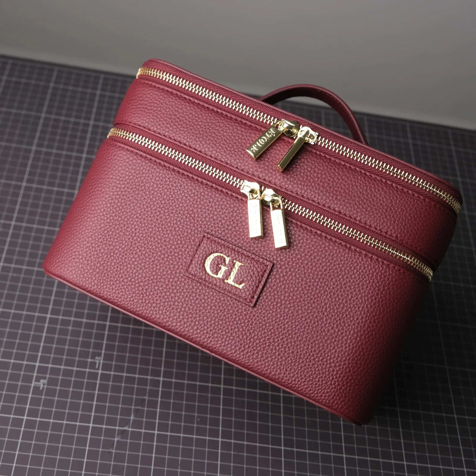 Ảnh Studio Dập tên túi trang điểm - KOI Leather