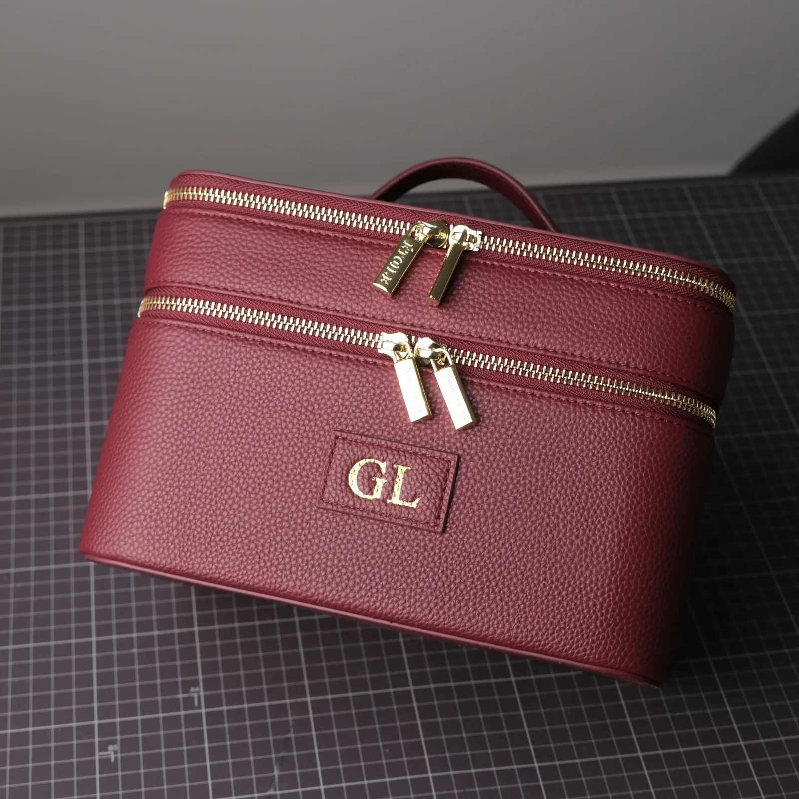 Ảnh Studio Dập tên túi trang điểm - KOI Leather