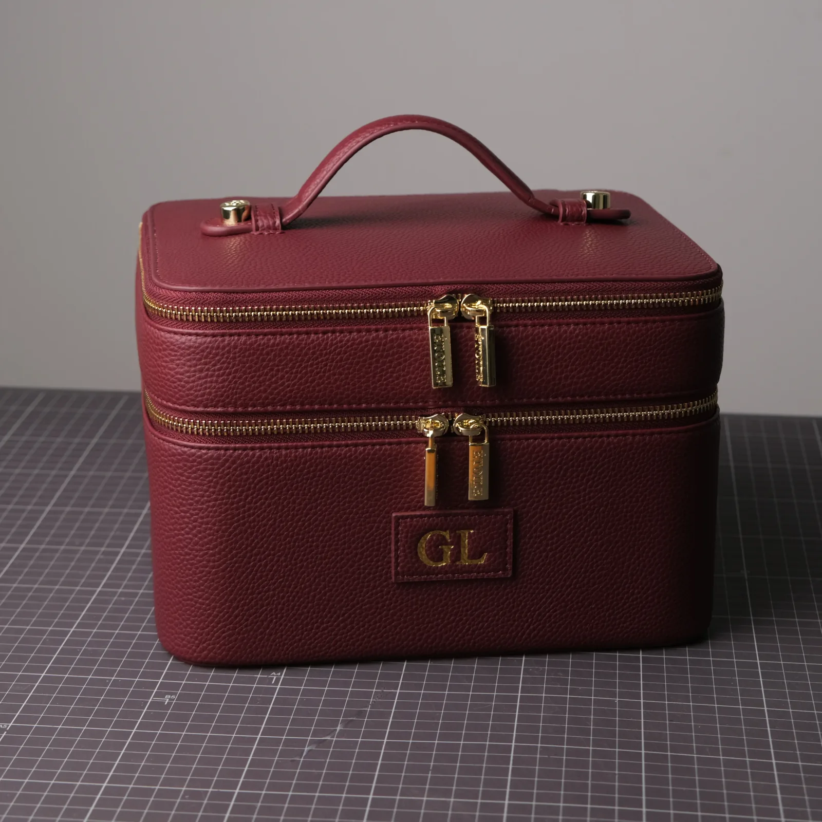 Ảnh Studio Dập tên túi trang điểm - KOI Leather
