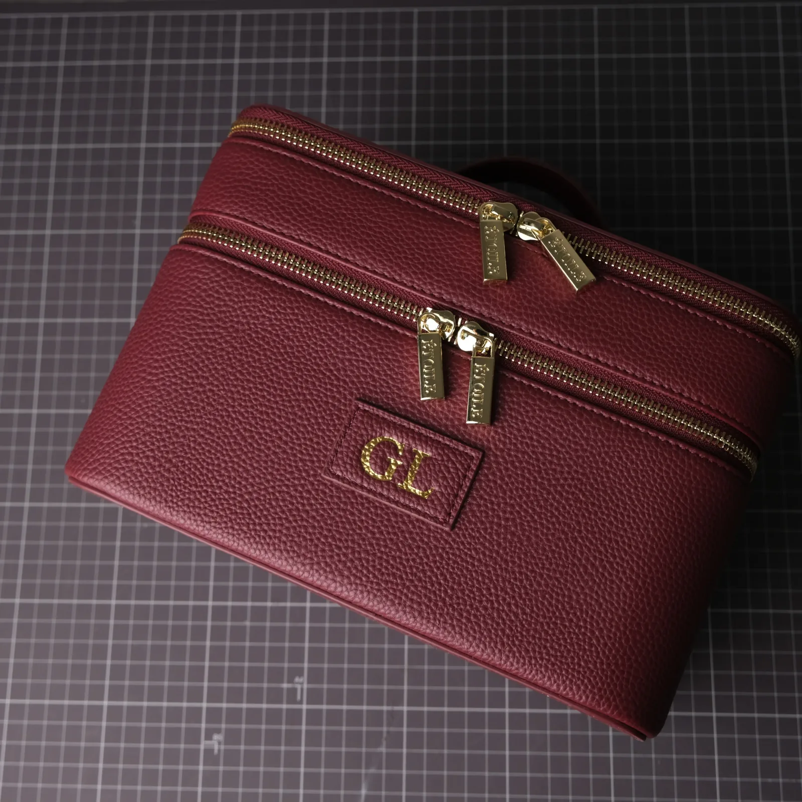 Ảnh Studio Dập tên túi trang điểm - KOI Leather