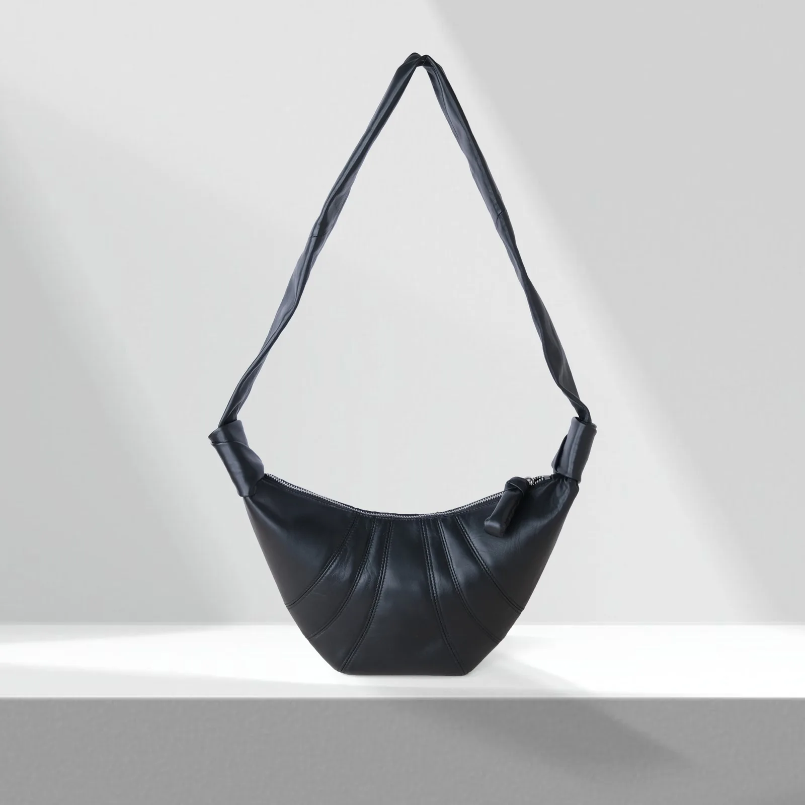 Ảnh Studio Túi da Nappa dáng sừng bò màu đen quai thắt nút - Koi Leather