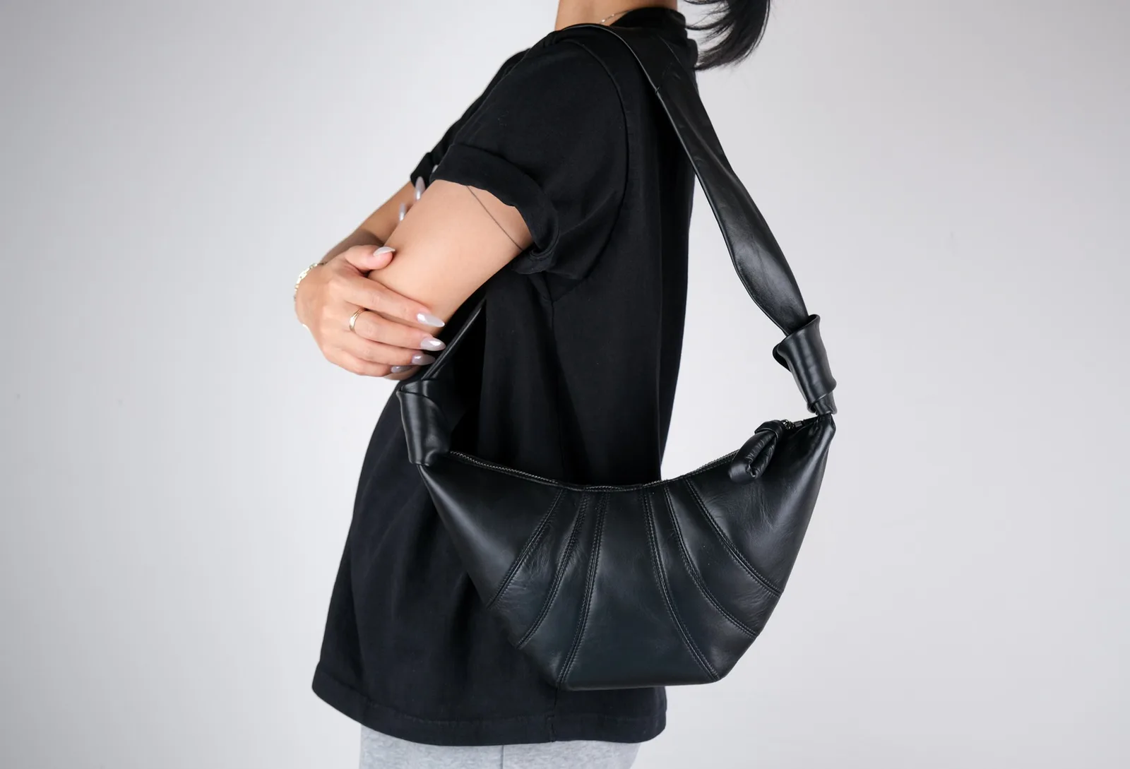 Ảnh Lifestyle Túi da Nappa dáng sừng bò màu đen quai thắt nút - Koi Leather