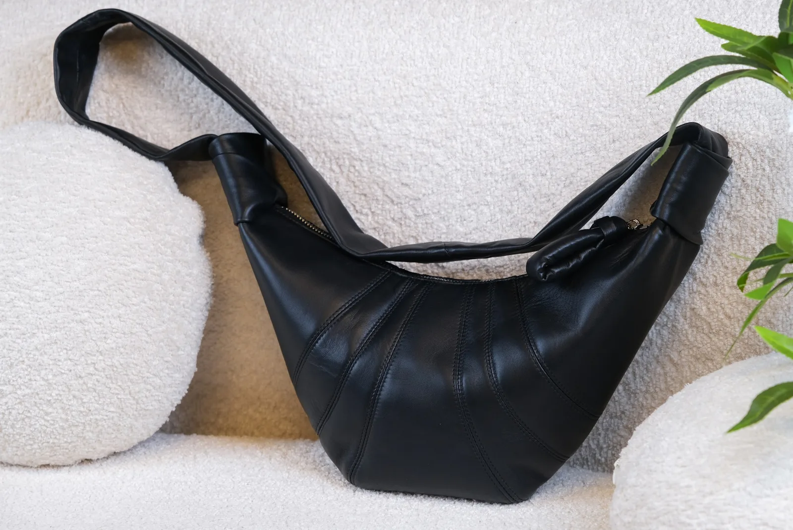 Ảnh Lifestyle Túi da Nappa dáng sừng bò màu đen quai thắt nút - Koi Leather