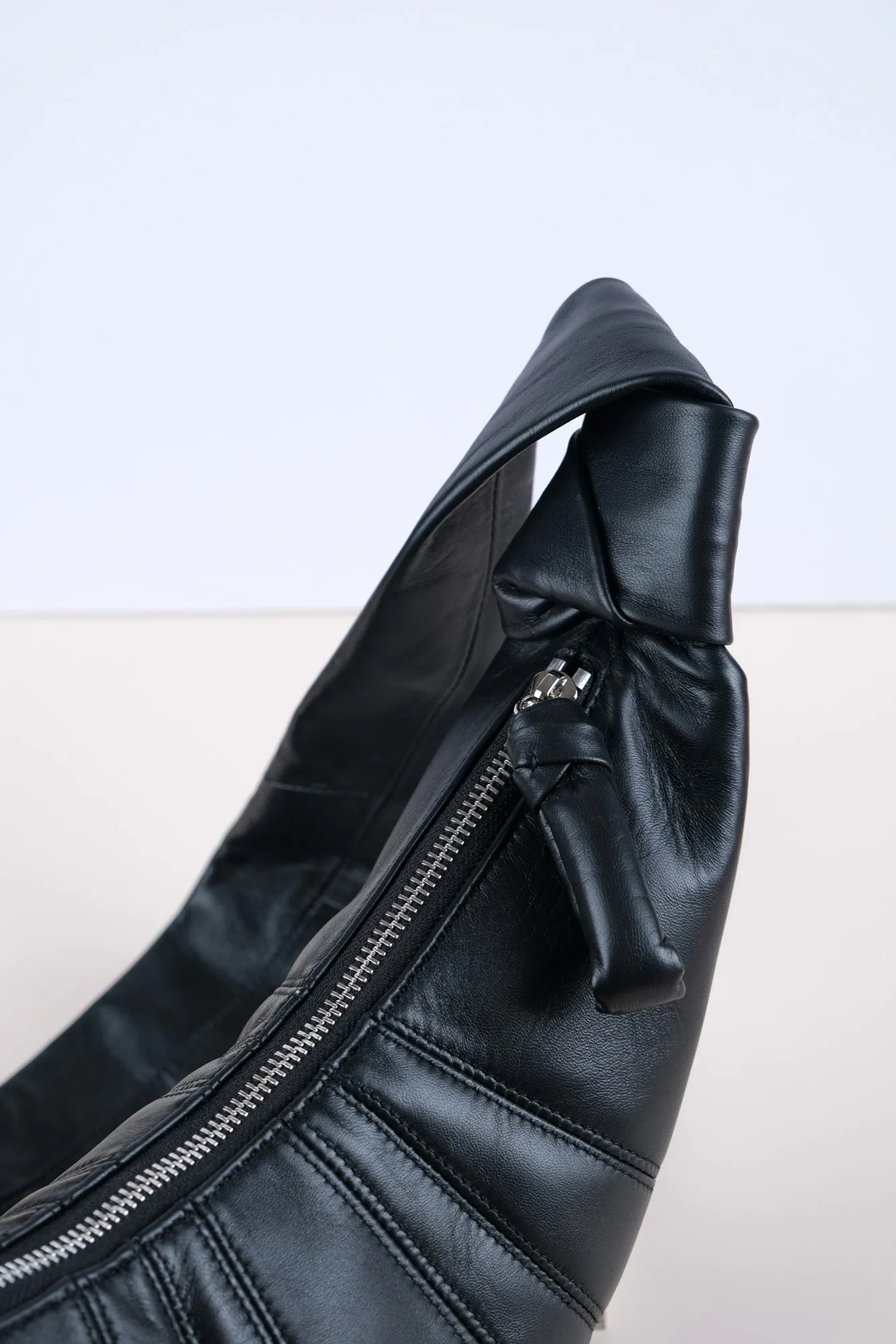 Ảnh Studio Túi da Nappa dáng sừng bò màu đen quai thắt nút - Koi Leather