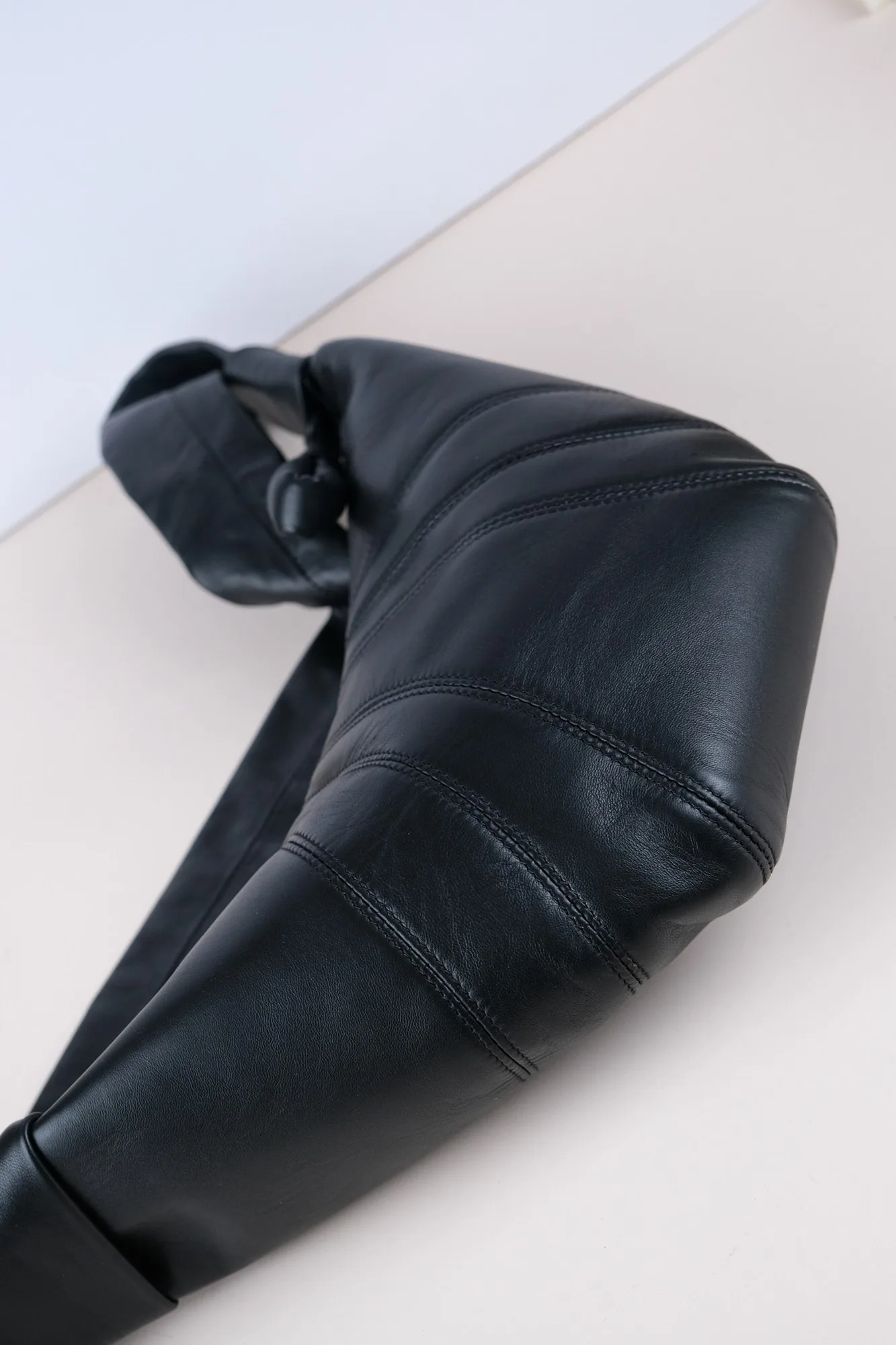 Ảnh Studio Túi da Nappa dáng sừng bò màu đen quai thắt nút - Koi Leather