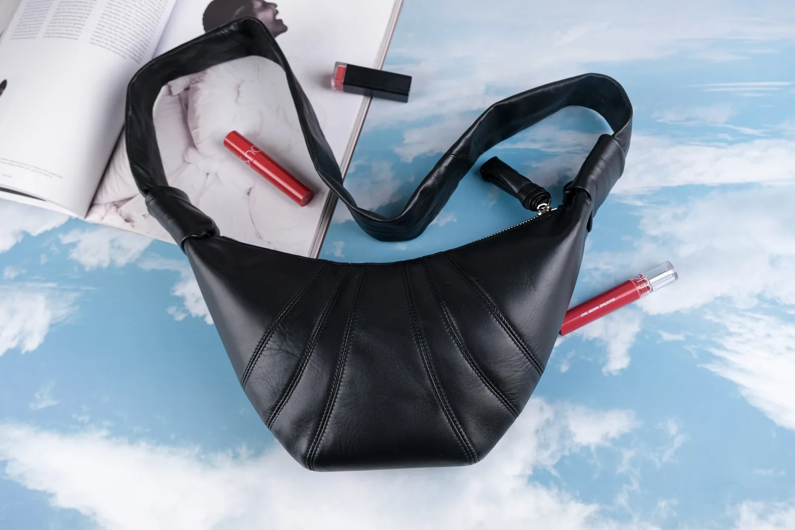 Ảnh Lifestyle Túi da Nappa dáng sừng bò màu đen quai thắt nút - Koi Leather