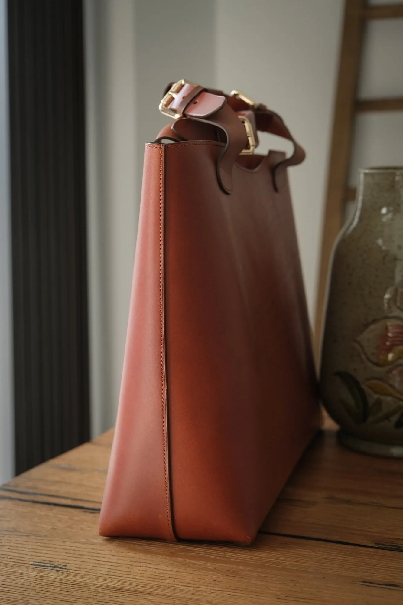 Ảnh Studio Túi tote da bò màu nâu quai khóa cài - Koi Leather