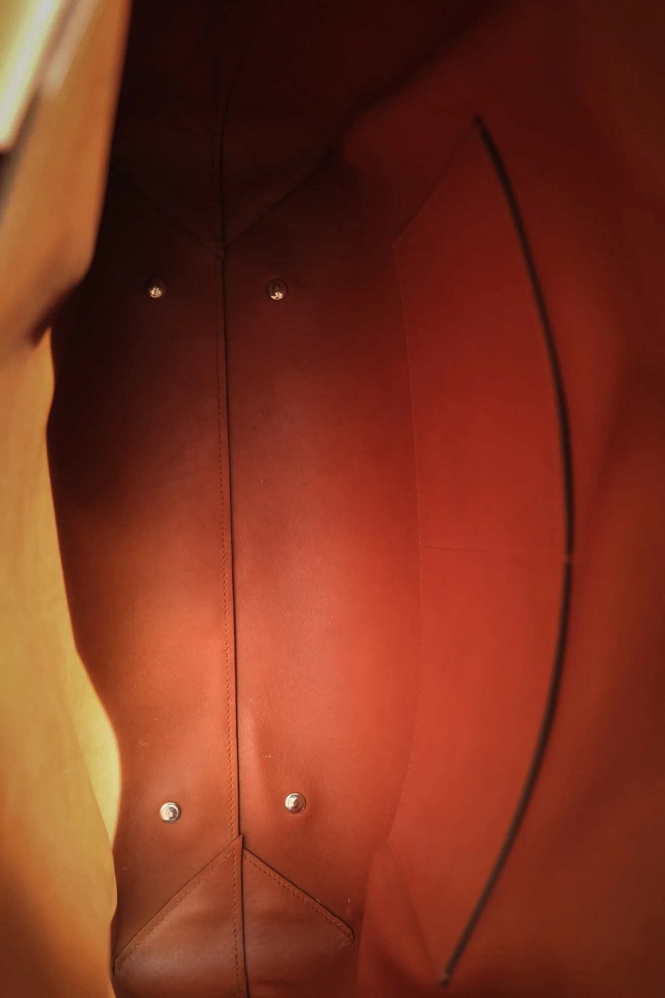 Ảnh Studio Túi tote da bò màu nâu quai khóa cài - Koi Leather