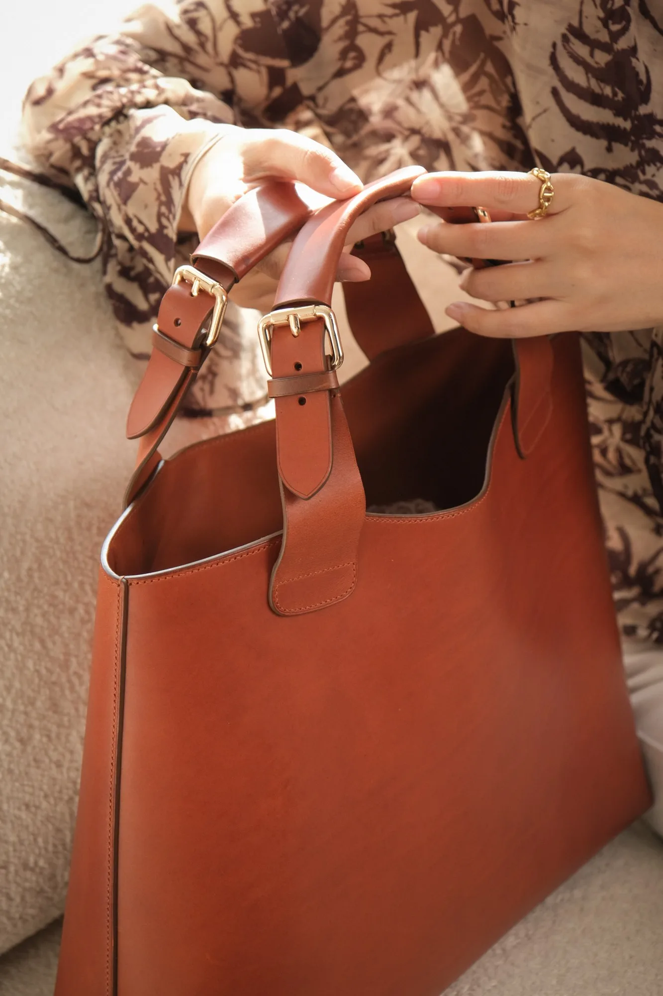 Ảnh Lifestyle Túi tote da bò màu nâu quai khóa cài - Koi Leather
