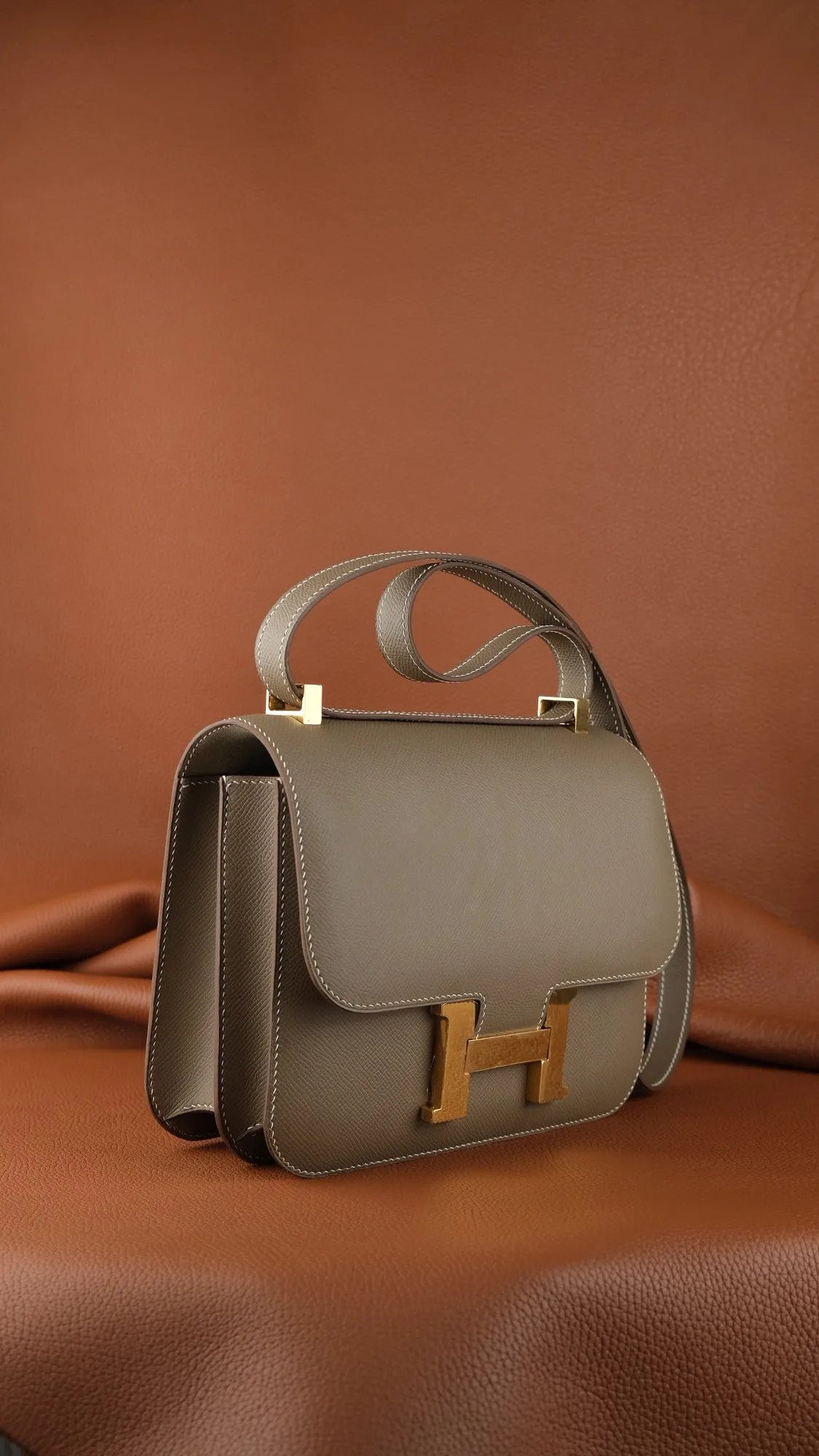 Ảnh Studio Túi đeo chéo da Epsom dáng nắp gập khoá chữ H - Koi Leather
